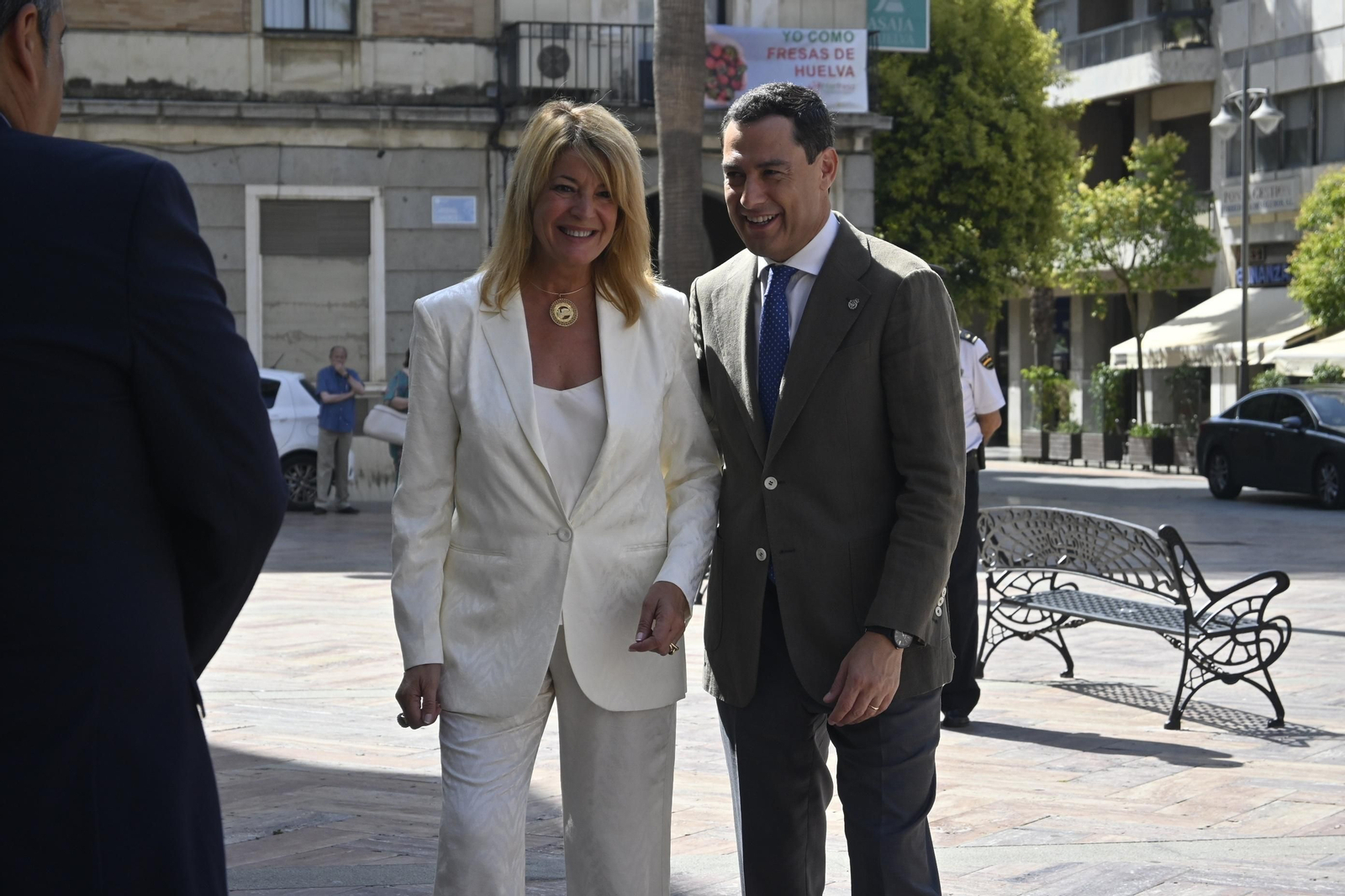 Visita de Juanma Moreno al Ayuntamiento de Huelva, en Imágenes