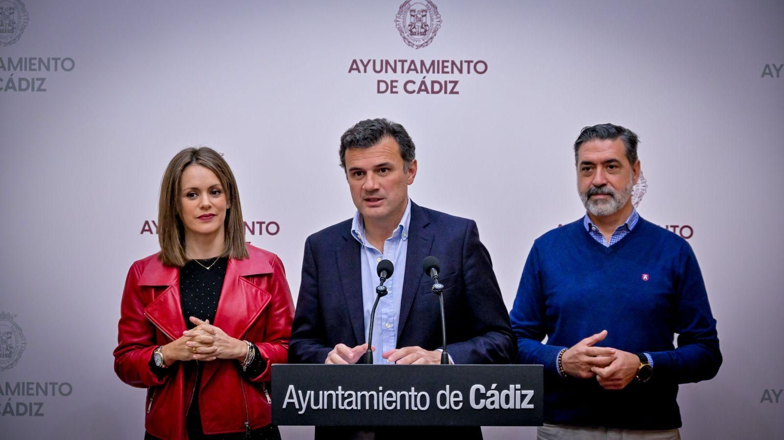 El alcalde de Cádiz, Bruno García, y los concejales Beatriz Gandullo y José Manuel Verdulla.