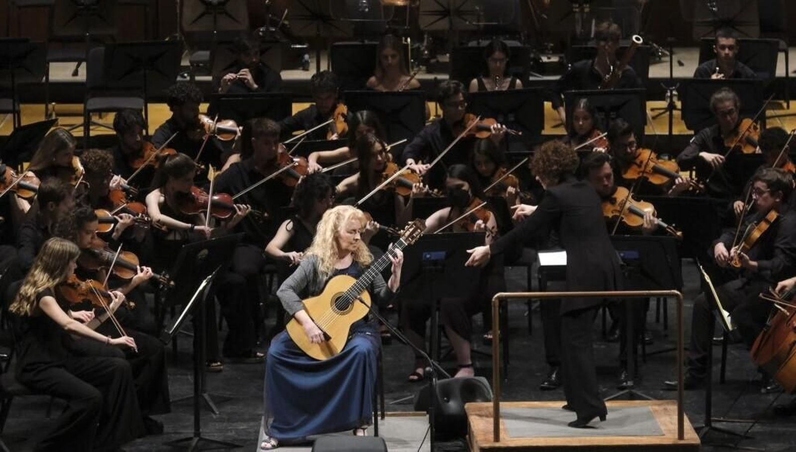 La Orquesta Joven de Andalucía y María Esther Guzmán, en el concierto en el Gran Teatro.