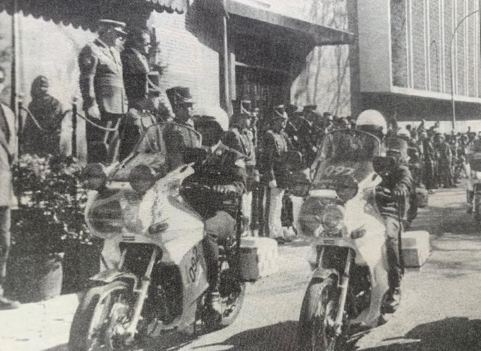 La presidencia, en calle Taxdirt, durante la parada militar que abrió la Policía Local motorizada.