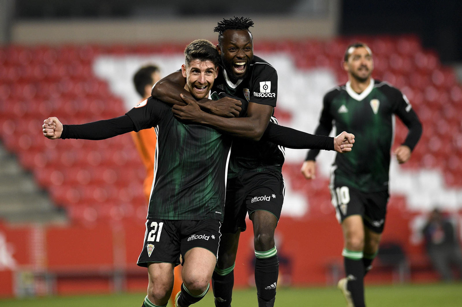Javi Flores celebra su gol de la 19-20 al filial nazarí junto a Owusu y De las Cuevas.