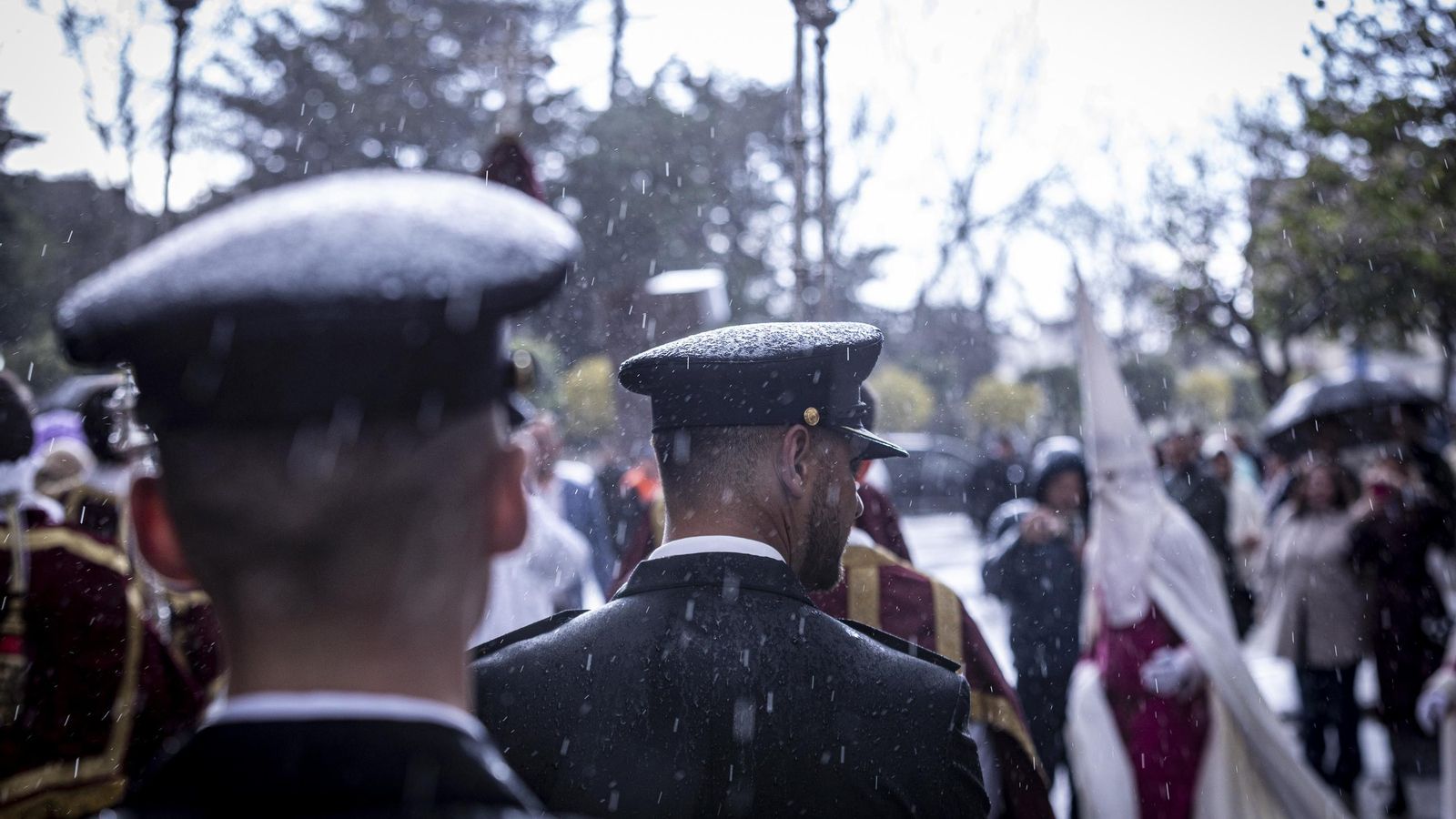 En imágenes,  El Prendimiento de San Fernando tuvo que volverse a su templo entre lágrimas y lluvia