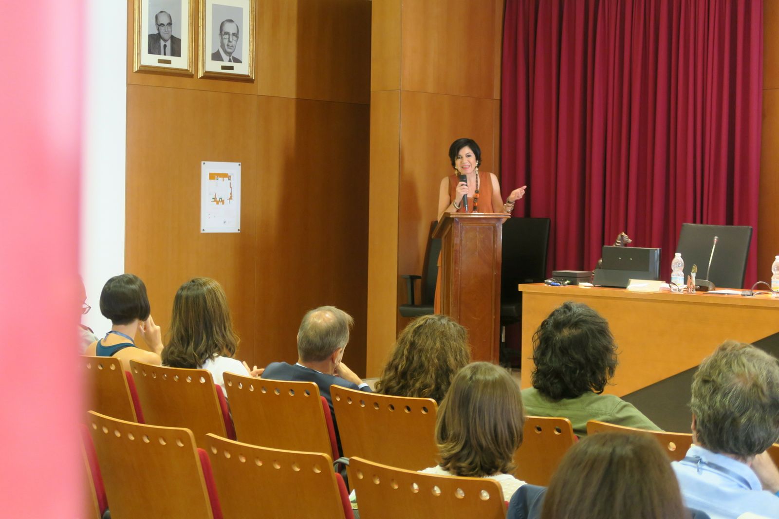 La juez Pilar de Lara se dirige al congreso sobre Derechos de los Animales