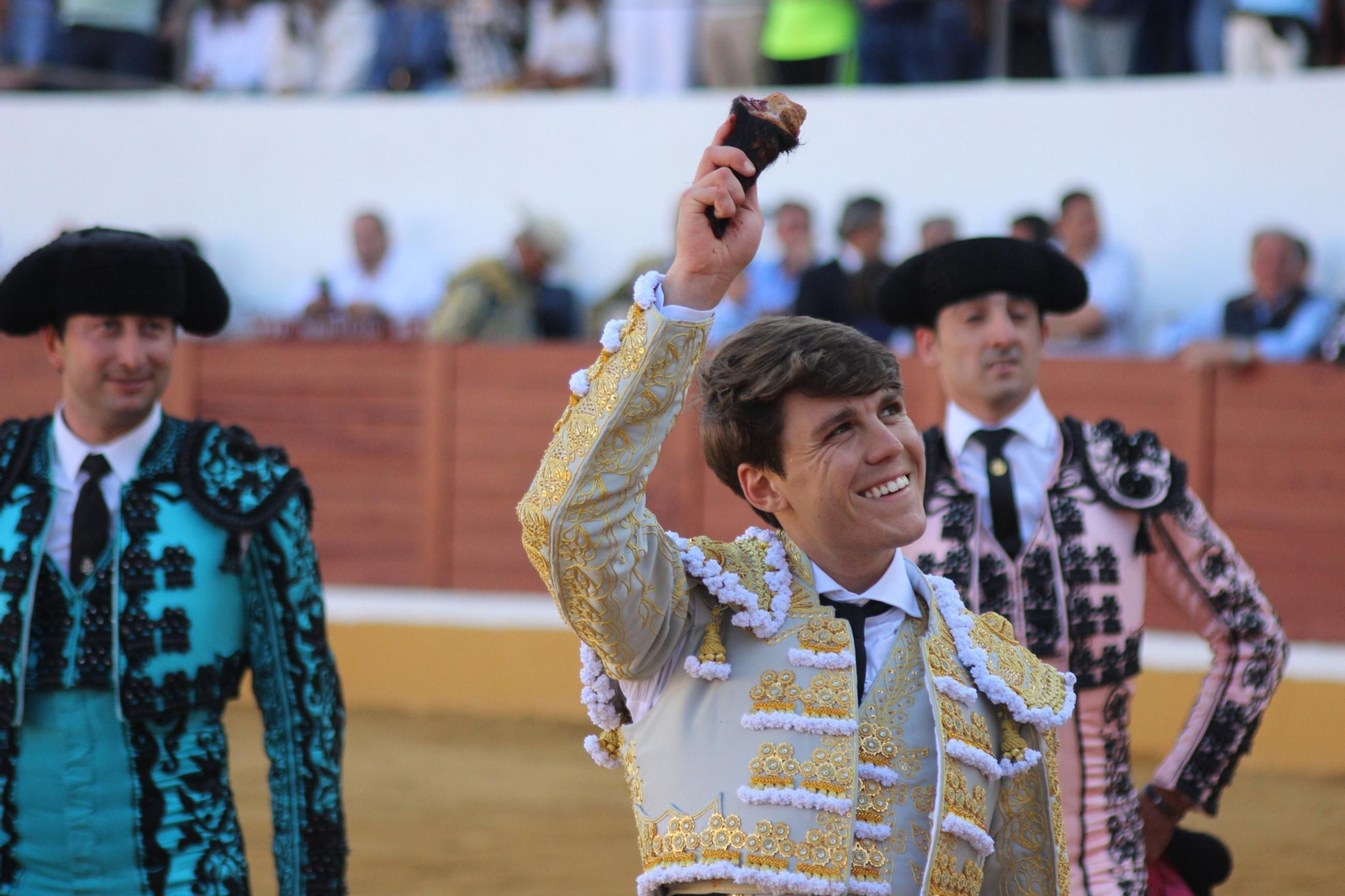 Guillermo Luna en la vuelta al ruedo tras su faena al novillo de su debut