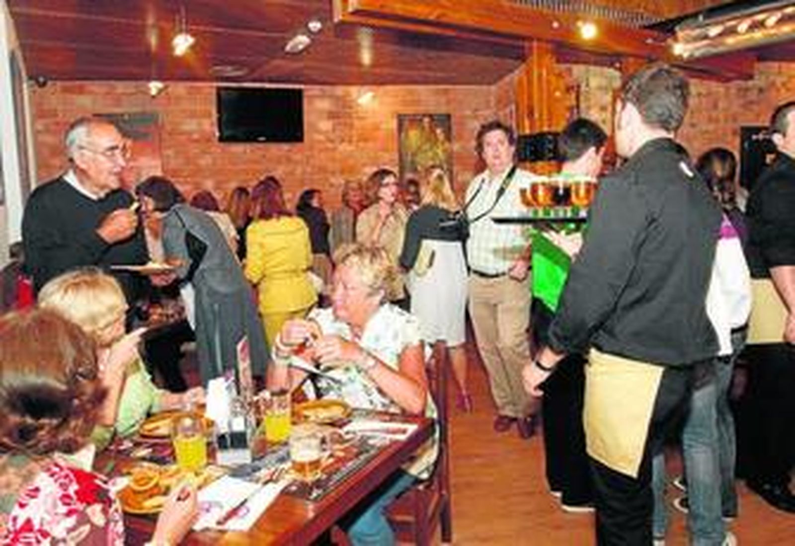 Familiares y amigos de los propietarios del nuevo Foster's Hollywood, anoche en el restaurante.