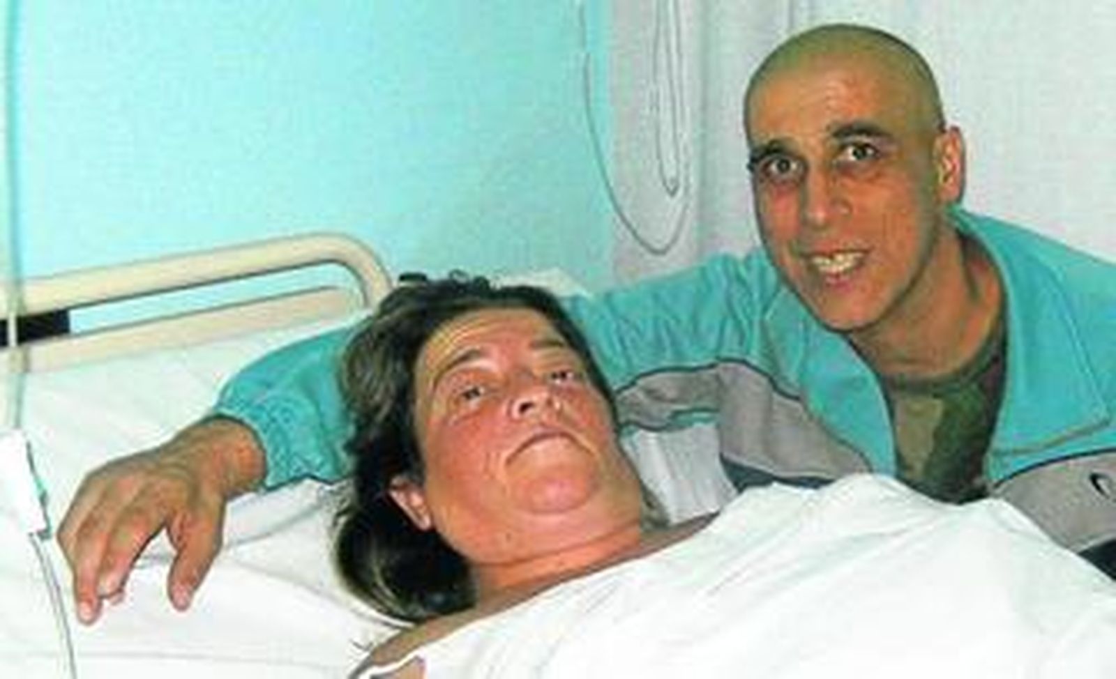 Los padres de los cuatrillizos en imagen tomada en la habitación del hospital horas después del alumbramiento.