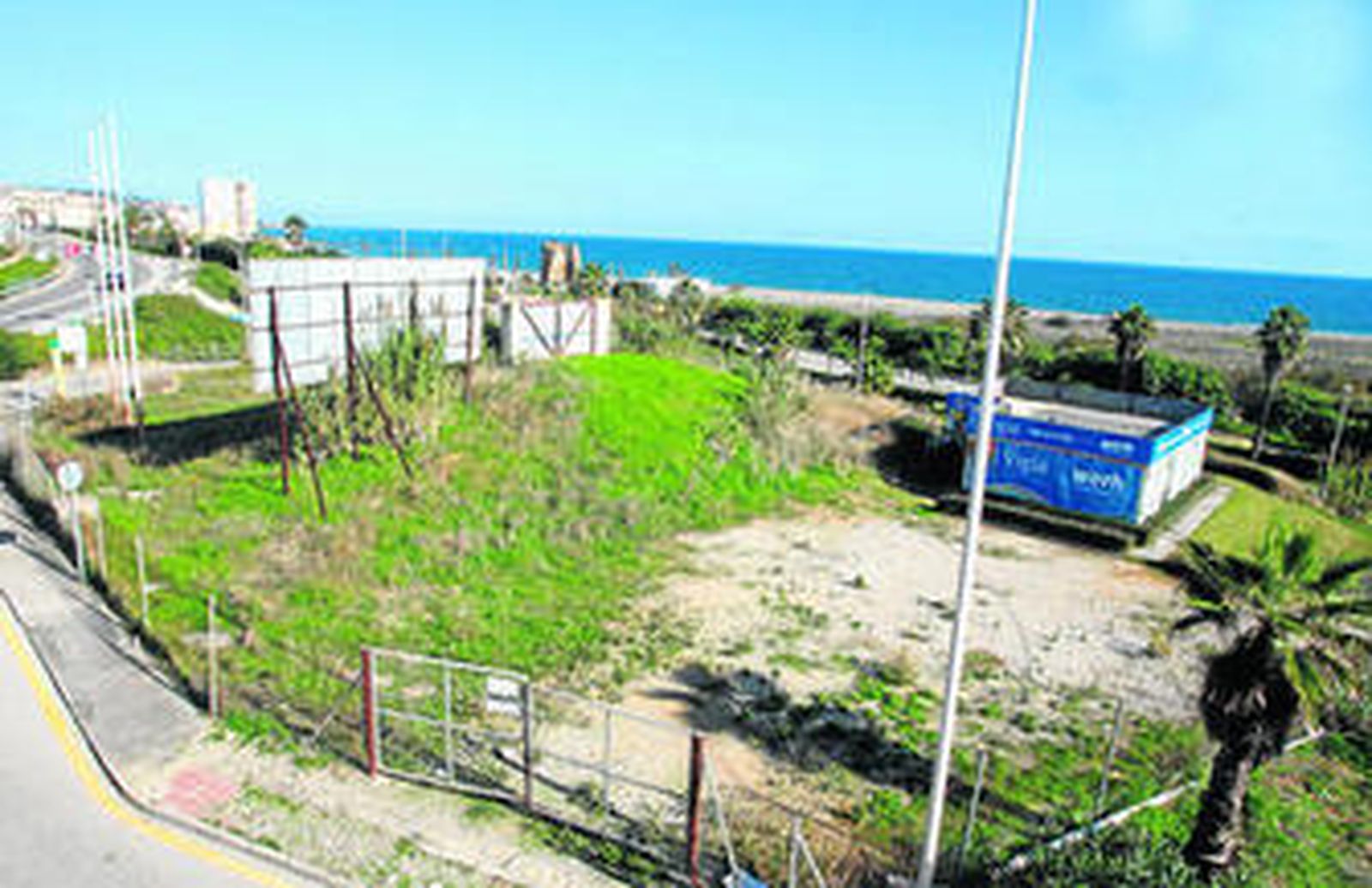 Imagen de ayer de la parcela 022-TG, con la caseta de VVERH, y al fondo el paseo marítimo y la playa de Torreguadiaro.