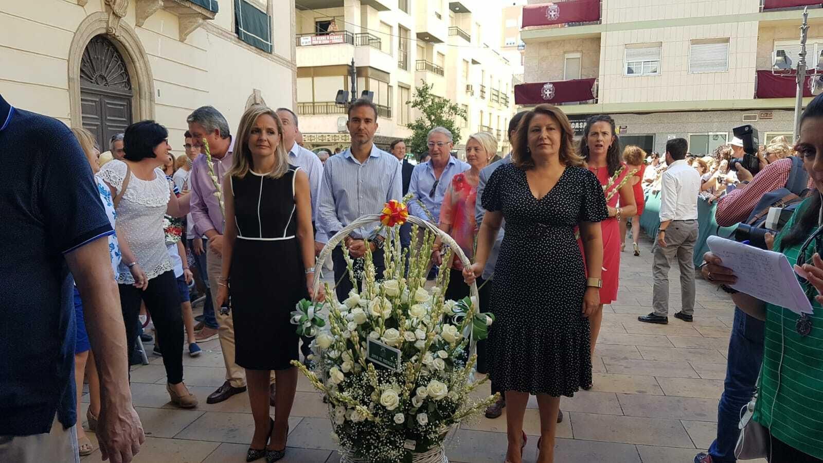 Maribel Sánchez y Carmen Crespo llevando flores a la Patrona.