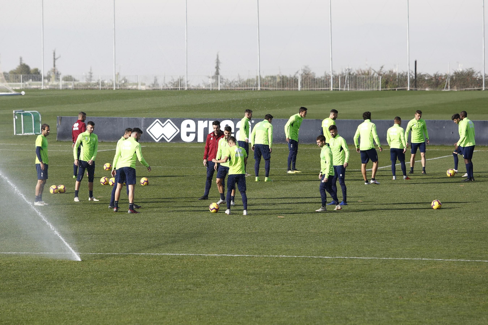 La plantilla del Granada se entrena para volver a ganar en Los Cármenes