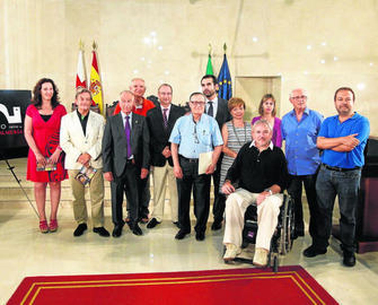 Autoridades con diversos colectivos que participan en el Milenio.
