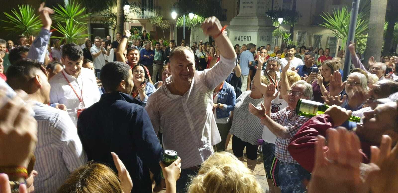 Antonio Fernández celebra la victoria en Cuevas del Almanzora.