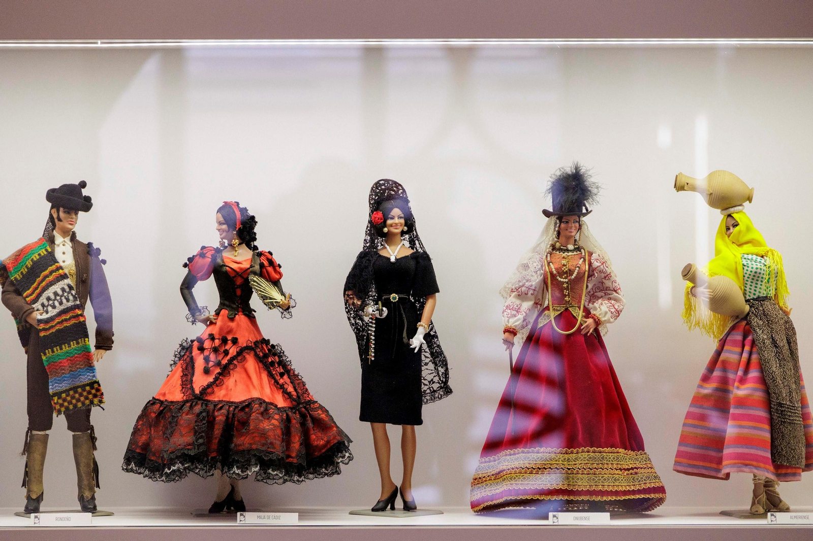 La sección de muñecas con trajes regionales es la más demandada; hay de casi todas las provincias y países.