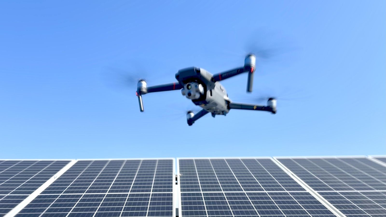 Un dron mientras trabaja en una inspección fotovoltaica.