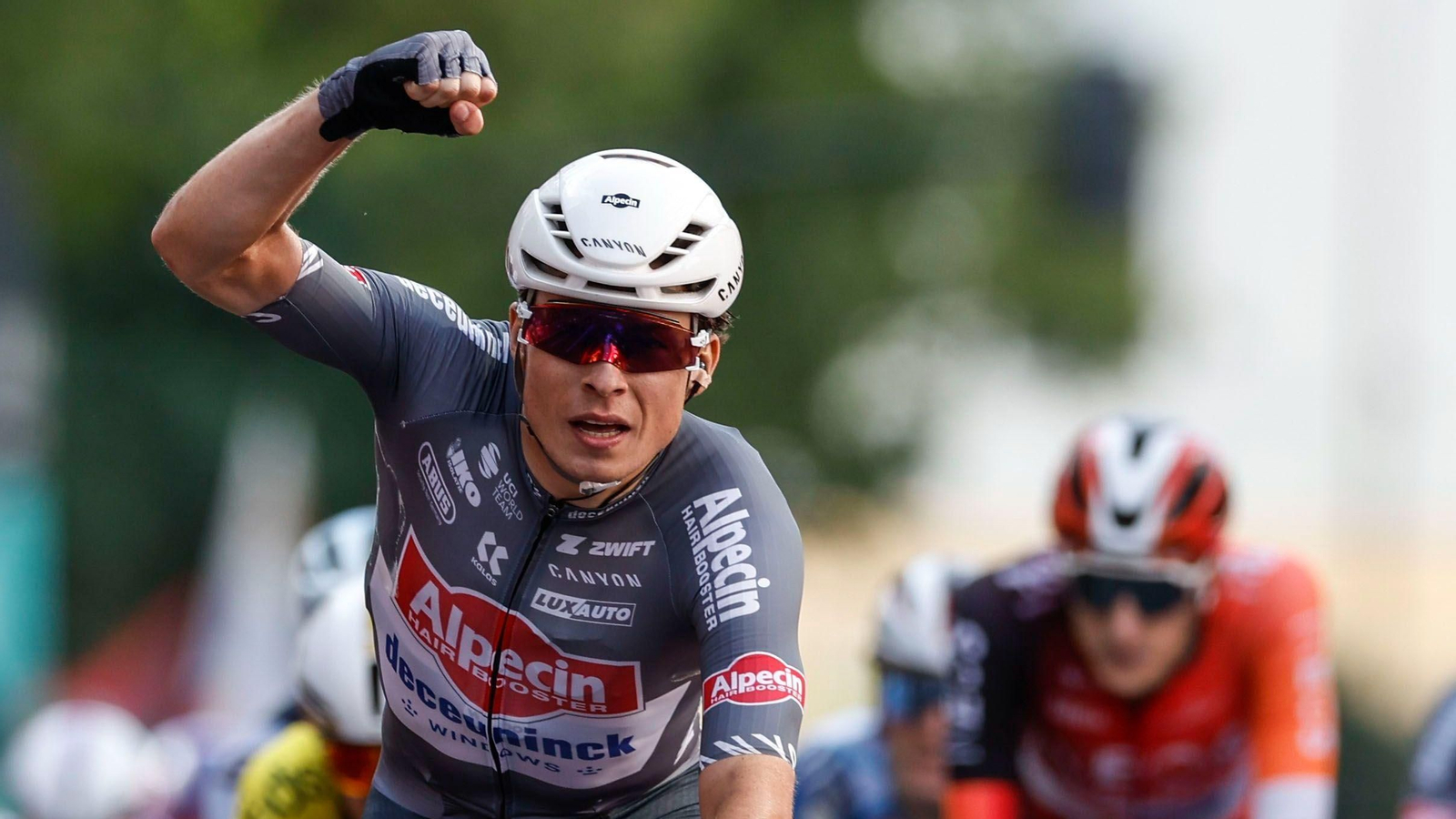 Philipsen celebra su victoria después de cruzar la línea de meta