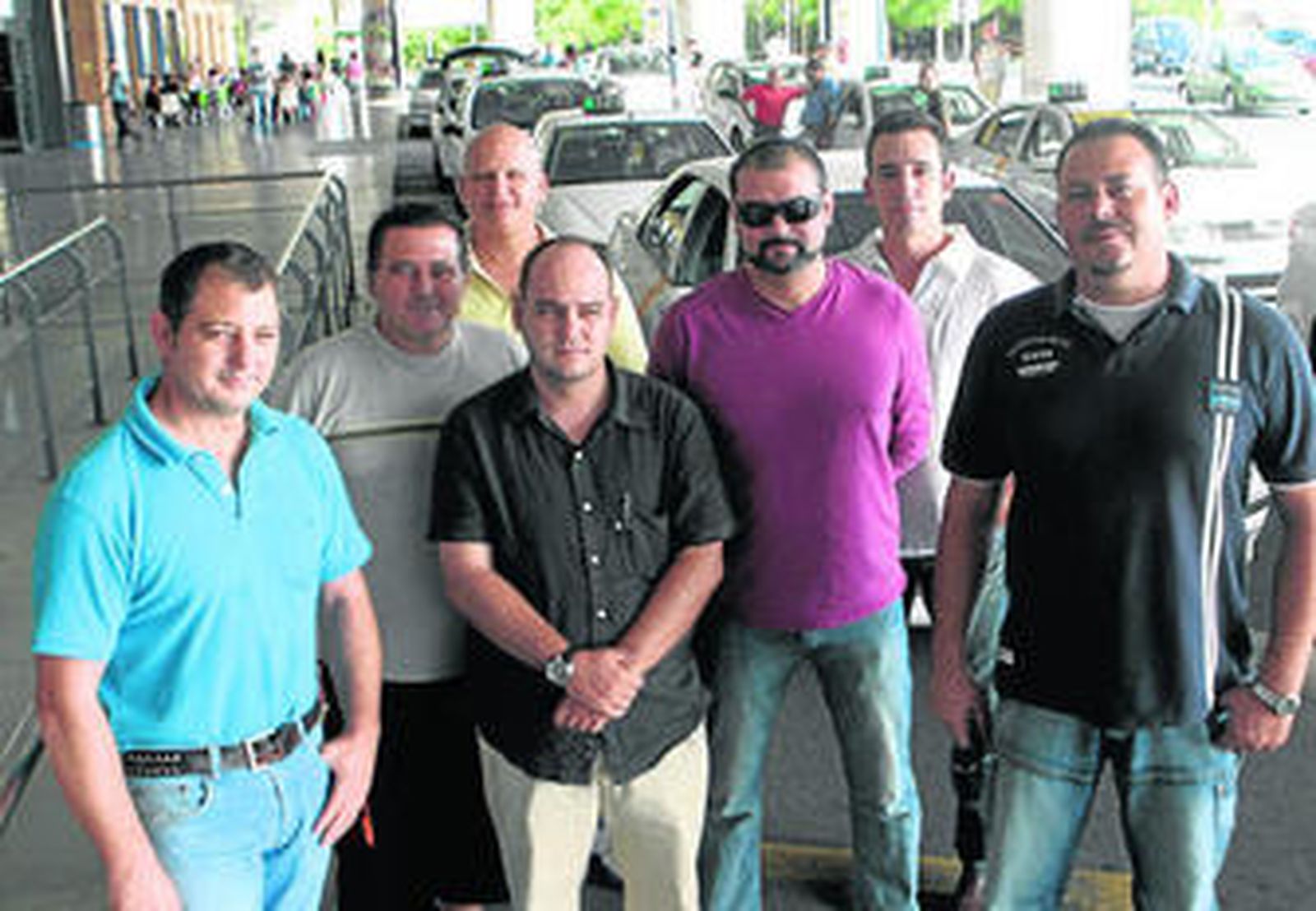 Los dirigentes de la Plataforma Santa Justa, la nueva asociación de taxistas, en la parada de la estación.