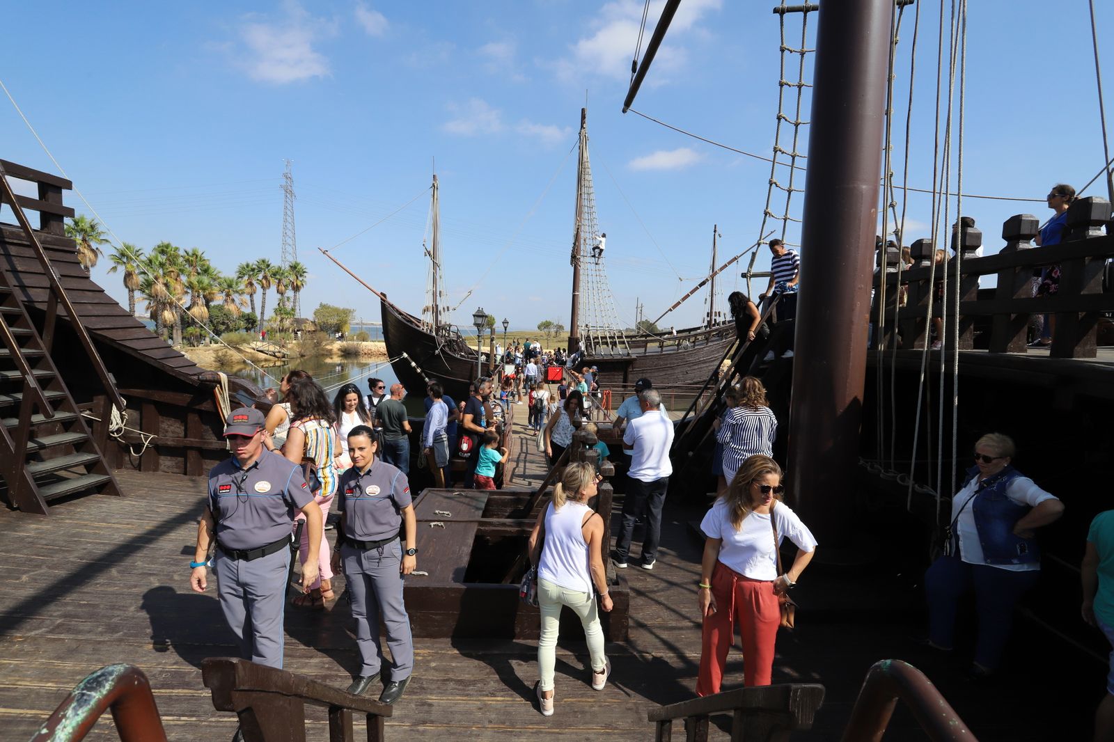 Imágenes de la jornada de puertas abiertas en el Muelle de las Carabelas