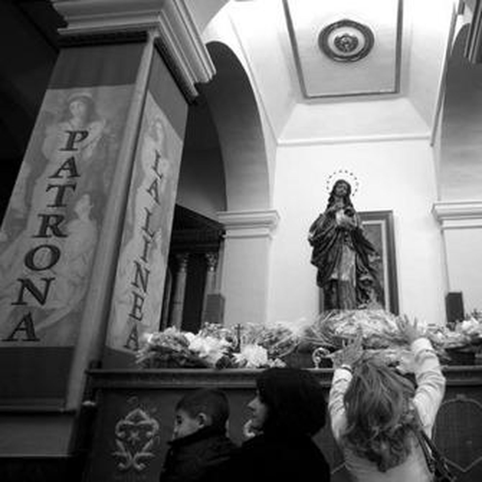 Los linenses depositan ramos de flores blancas a los pies de la Inmaculada Concepción.