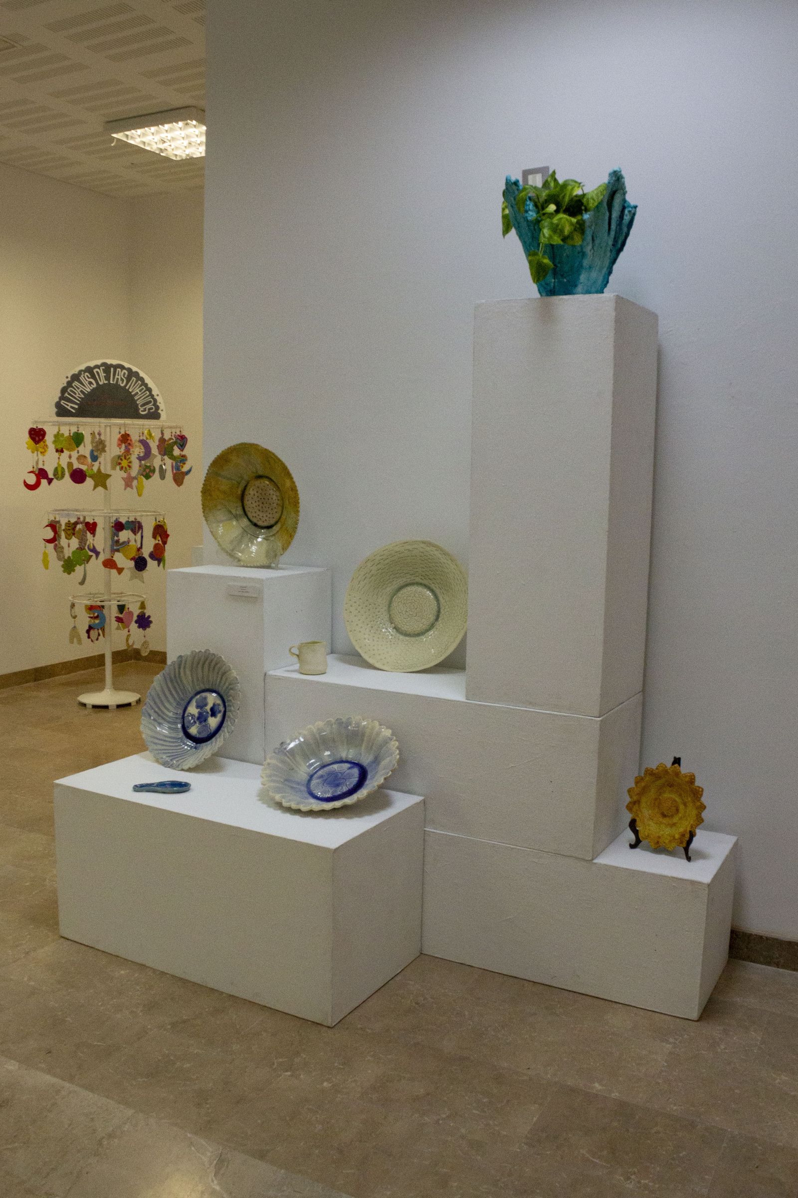 Fotos de la exposición "A través de las manos" del taller de cerámica del Centro La Marchenilla