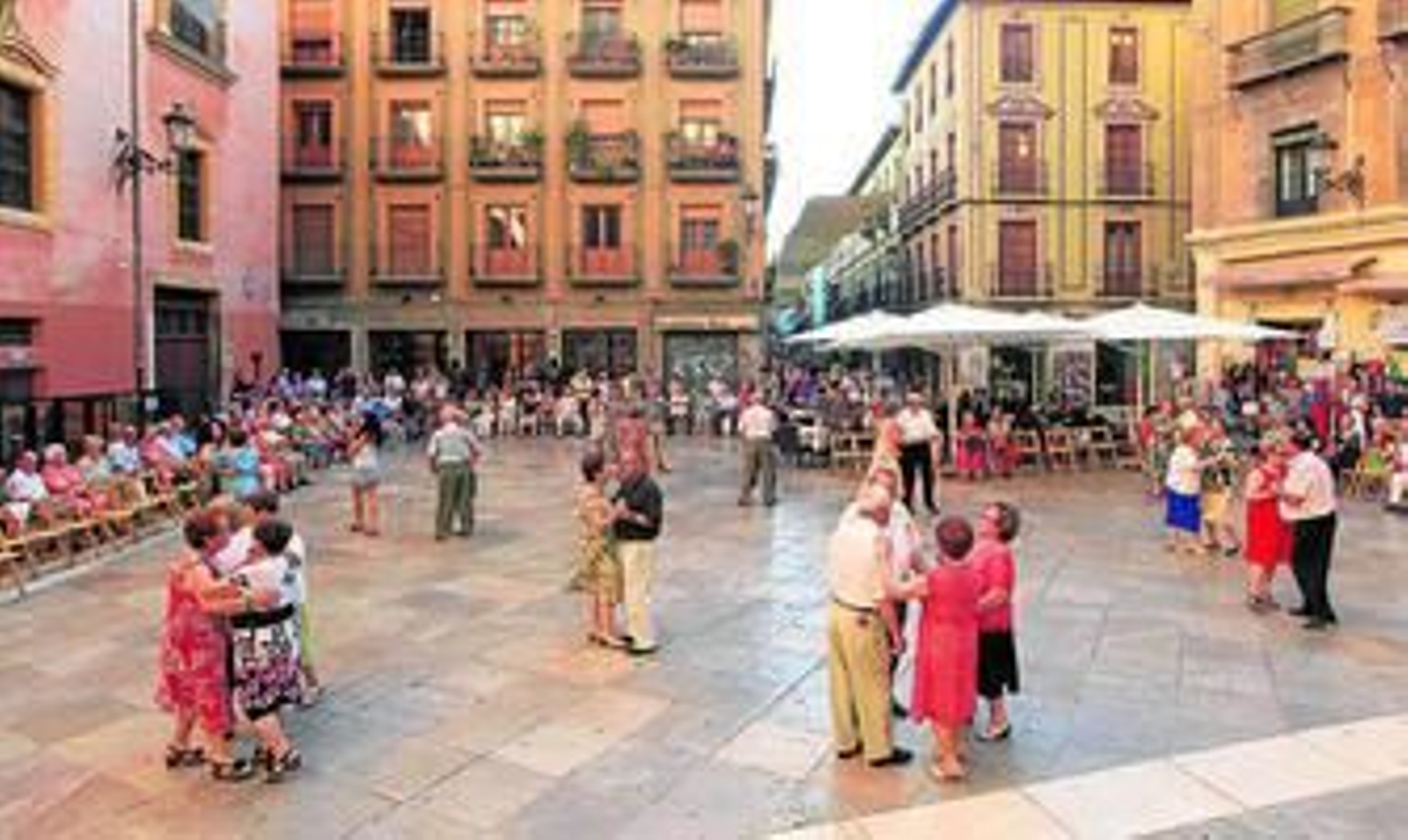La plaza de las Pasiegas acogió ayer, como excepción, la cita de 'Mayores al baile' .