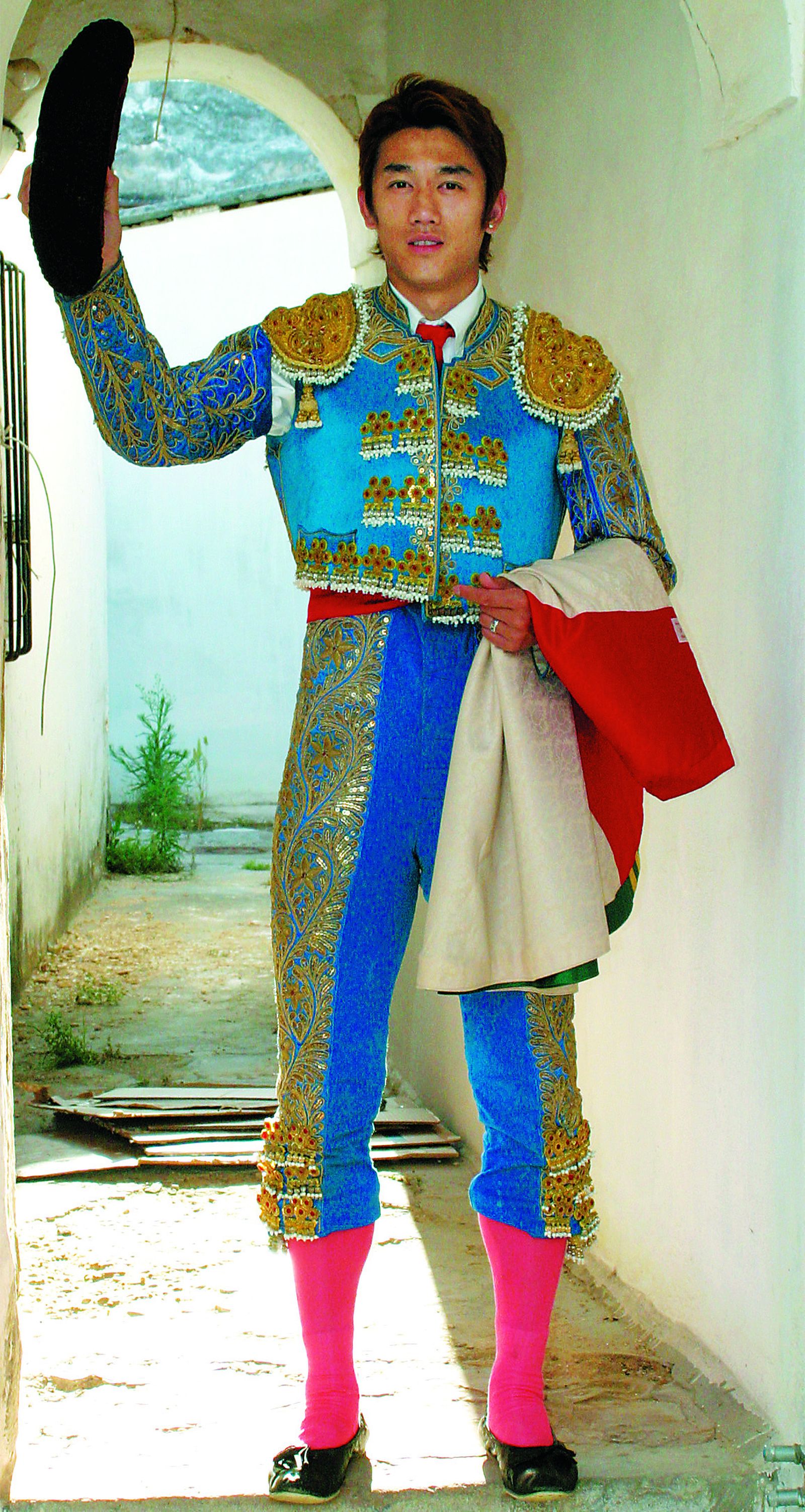 Shang Yio se vistió de torero para celebrar su gol al Cádiz, que dedicó a la aficiíon.