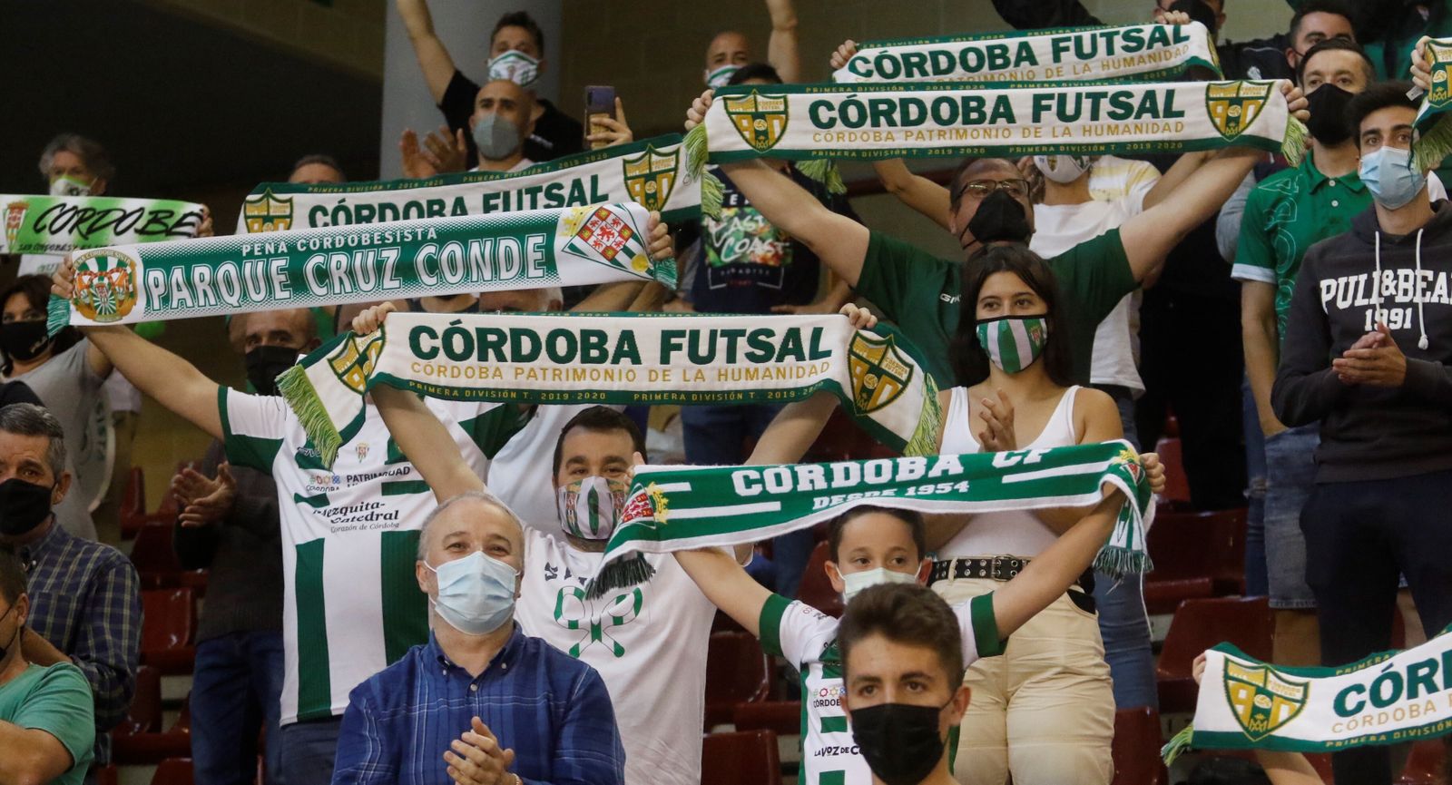 Aficionados del Córdoba Futsal alzan sus bufandas en Vista Alegre.