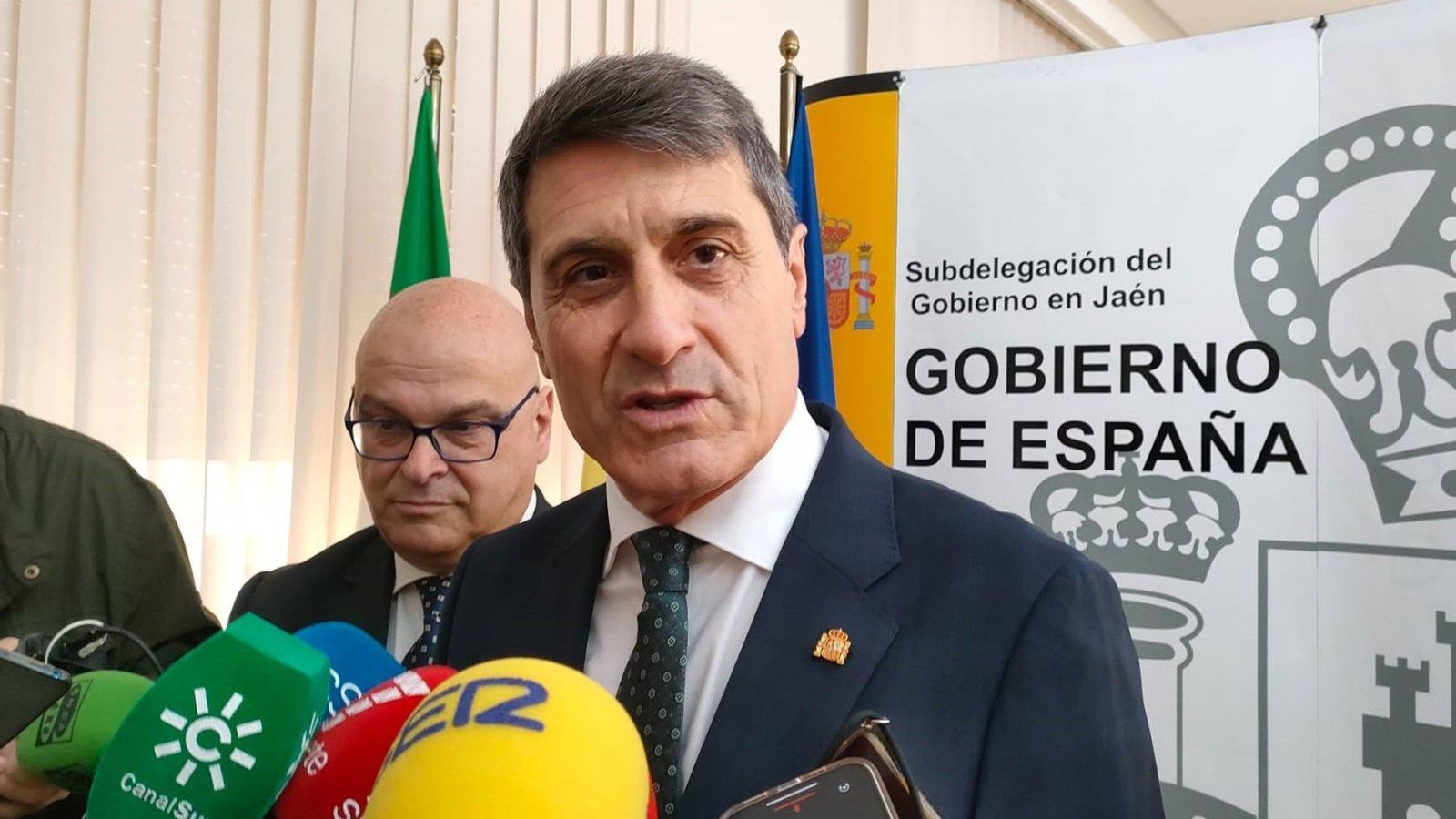 El delegado del Gobierno en Andalucía, Pedro Fernández, atiende a los periodistas