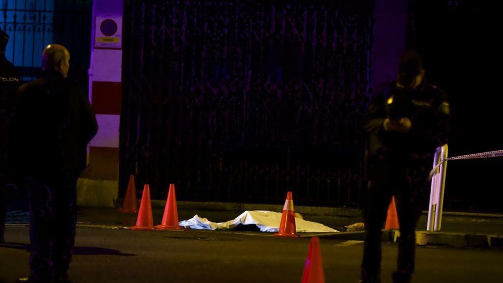 El cadáver del hombre cubierto por la sábana a unos metros de la Comisaría de Nervión.