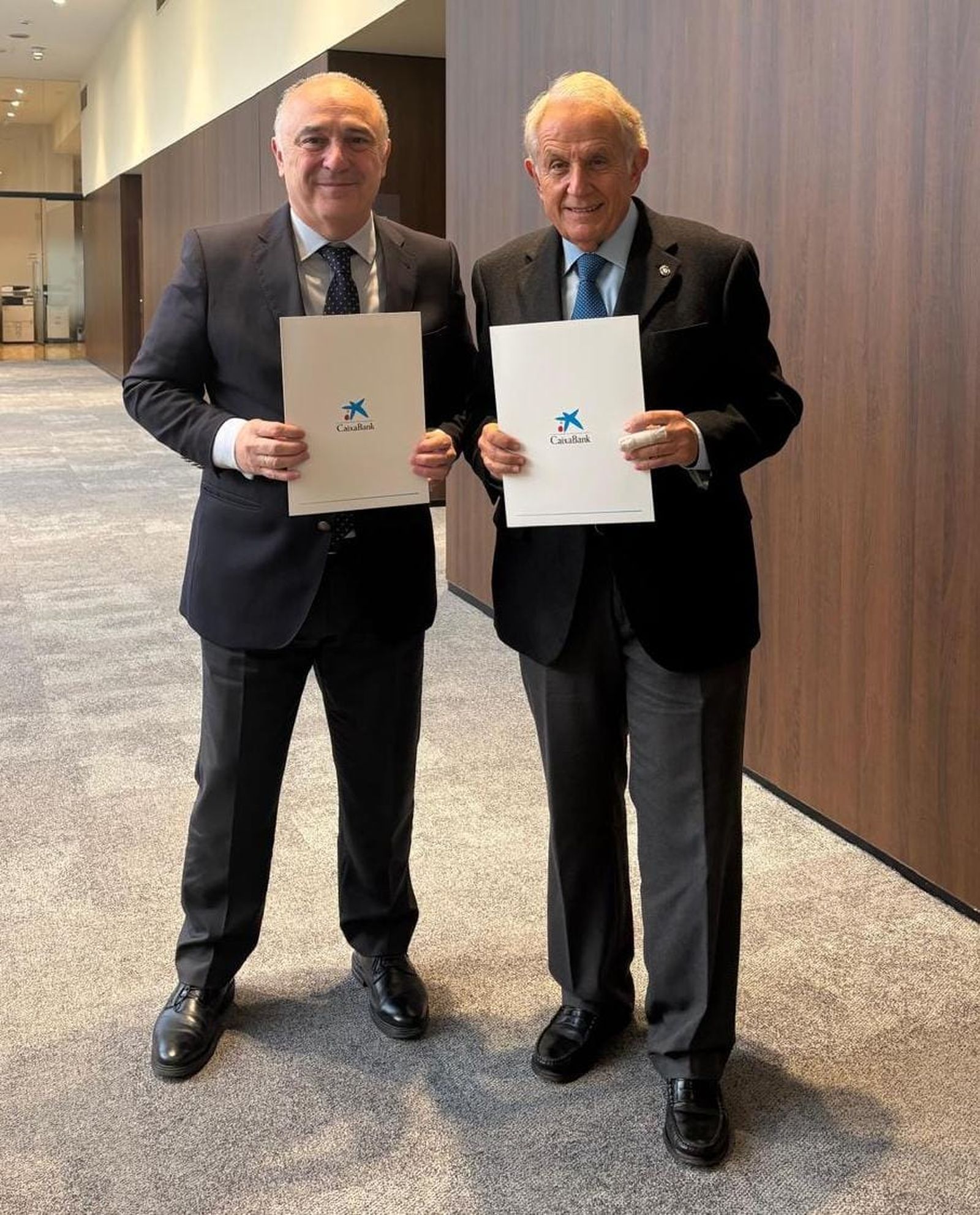 Juan Ignacio Zafra, director territorial de CaixaBank en Andalucía, y Antonio Pascual, presidente de la Academia de Ciencias Sociales y Medioambiente de Andalucía, posan con su renovado convenio de colaboración.