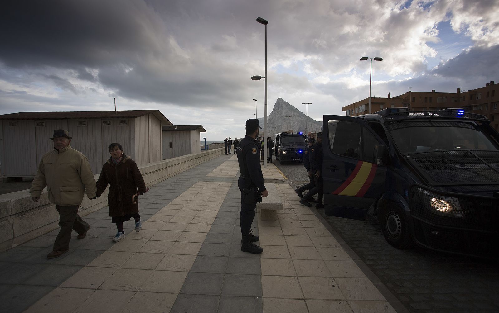 Recorrido en un patrullero de la Policía Nacional a las zonas del narcotráfico en el campo de Gibraltar, en imágenes