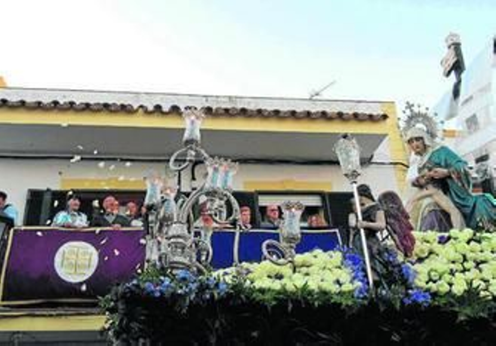 La imagen de Nuestra Señora de las Angustias, anoche durante su Estación de Penitencia por las calles de San Roque.