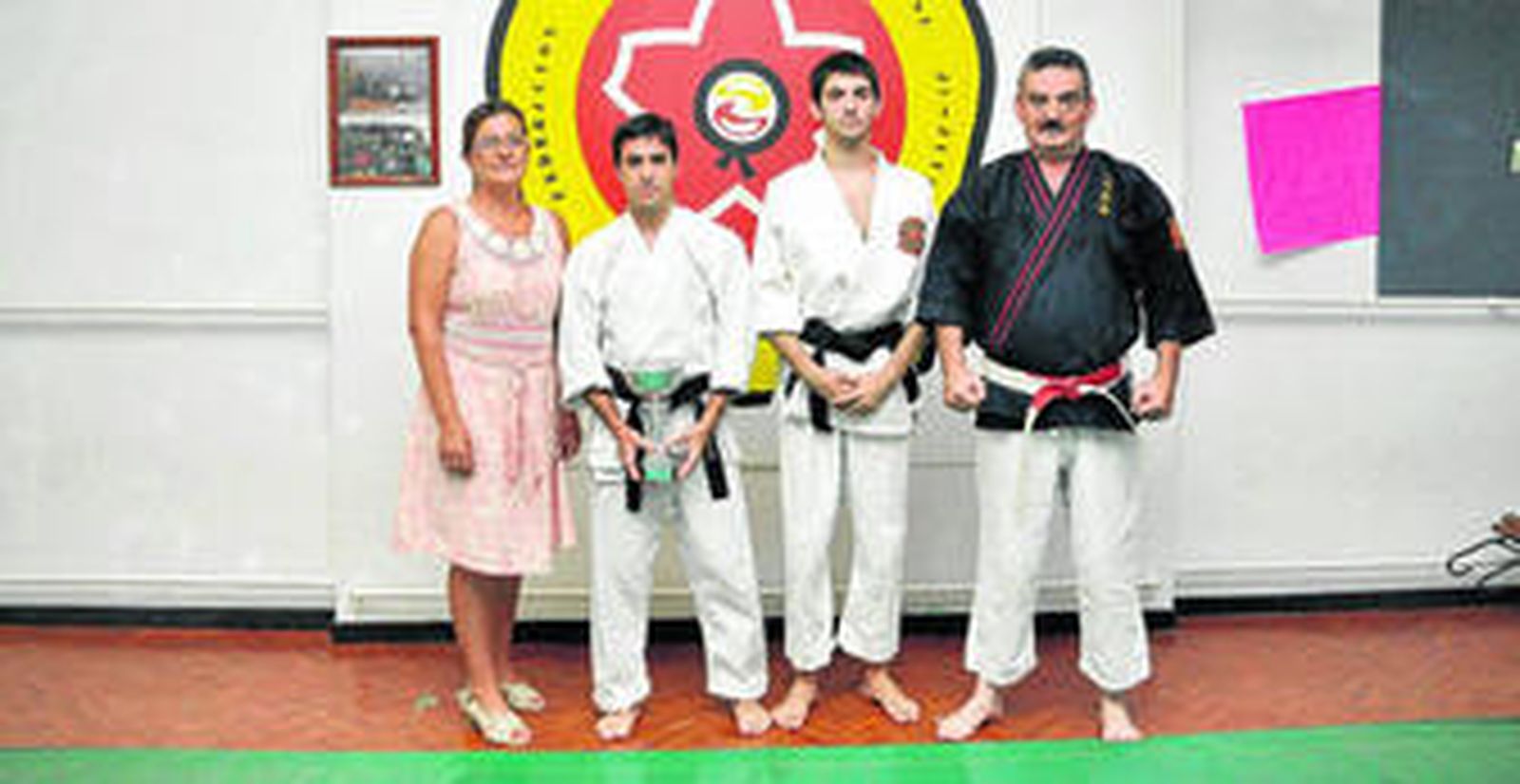 Manolo Caballero profesor de tai-jitsu, posa en una de las salas del Club Nazaret.