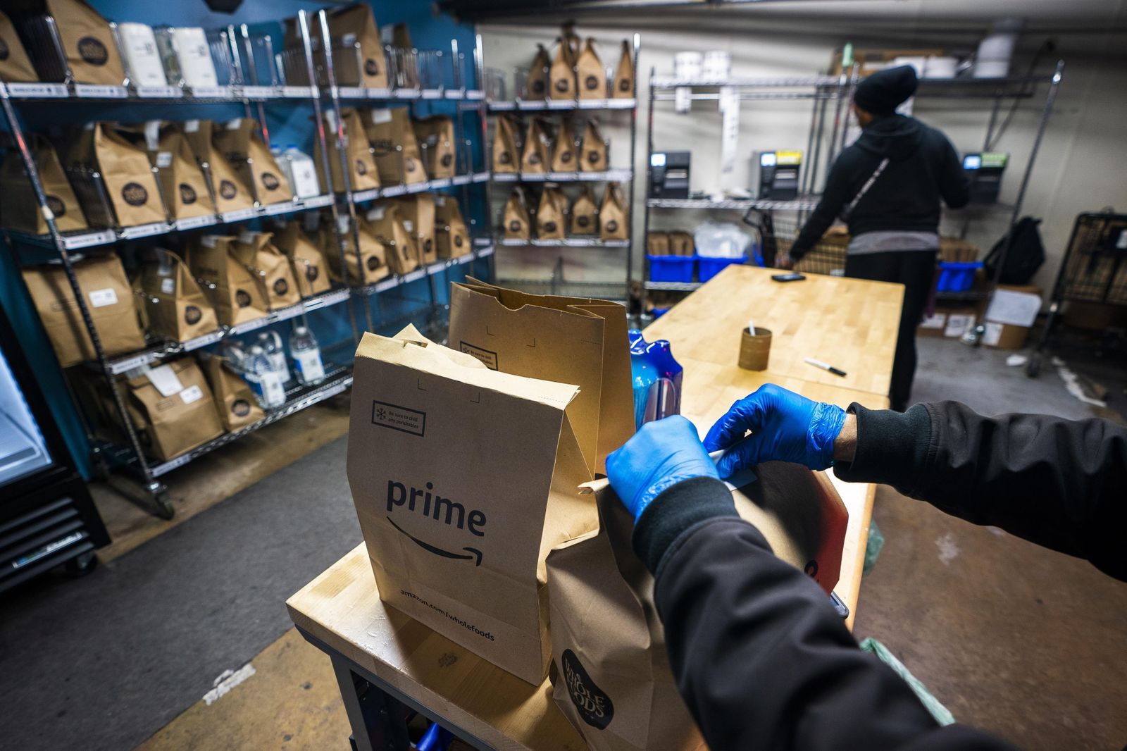 Un empleado de Amazon prepara varios paquetes.