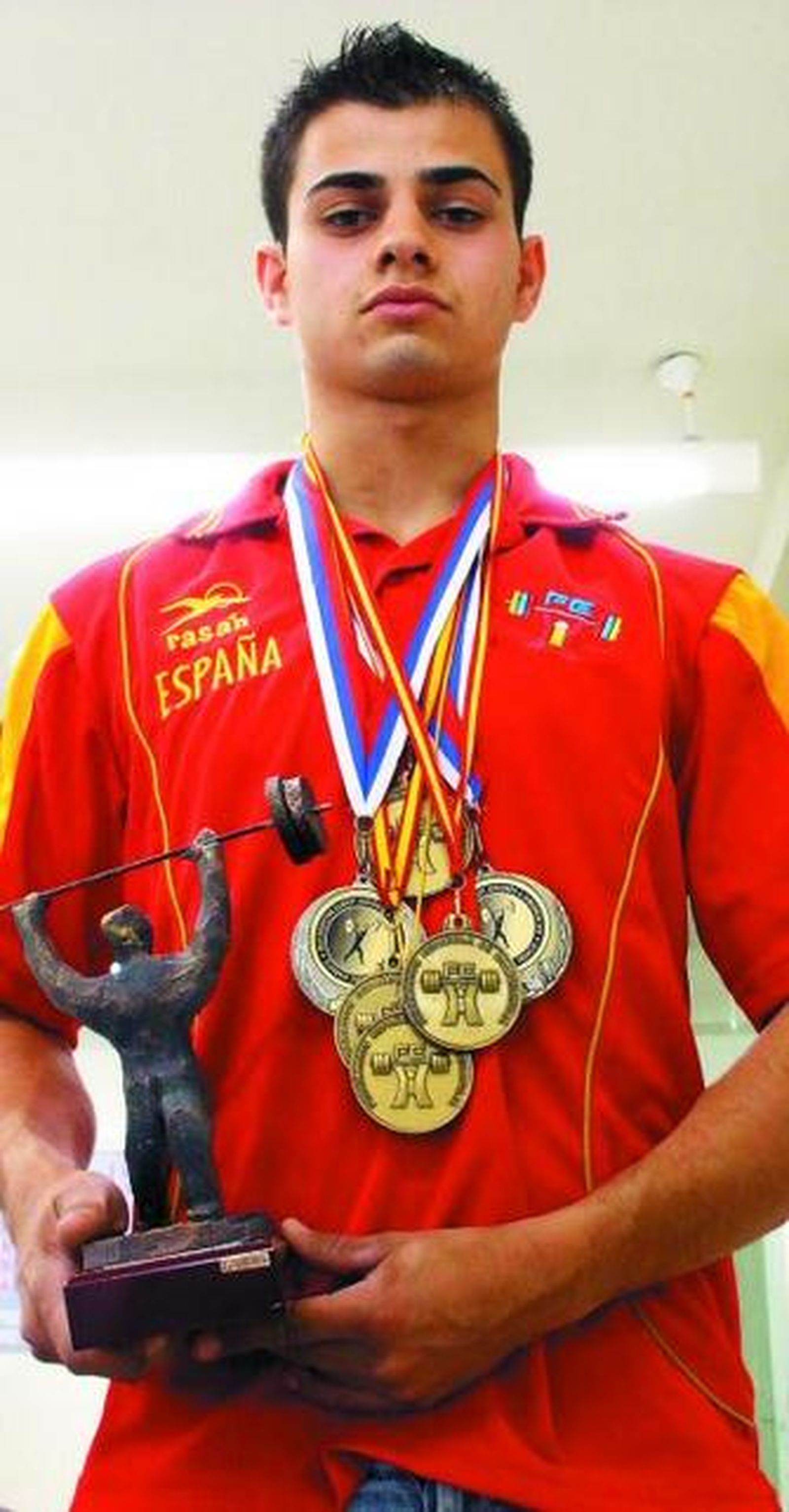 Francisco visitó la redacción con varios de sus trofeos.