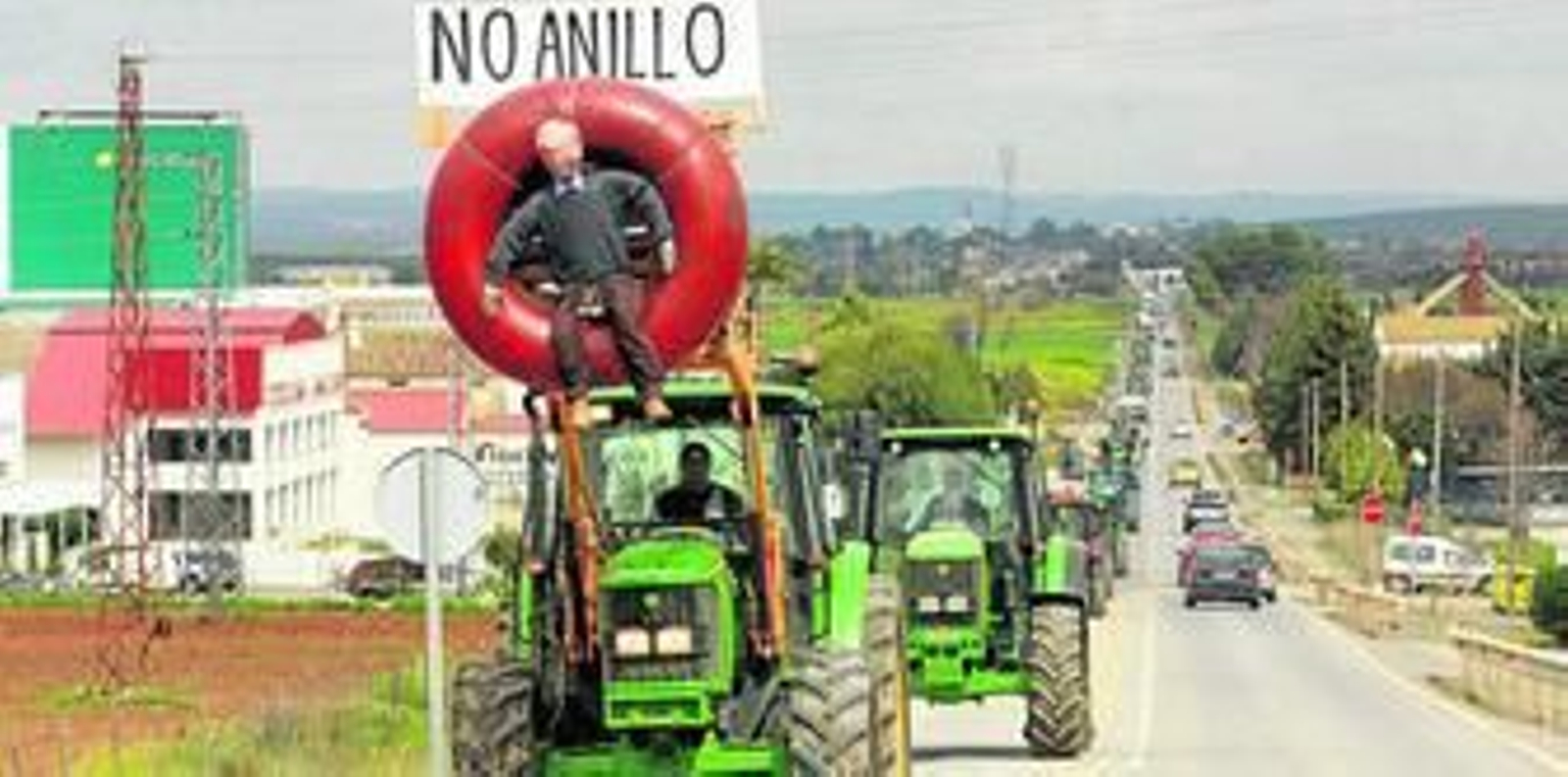Dos centenares de agricultores se manifestaron ayer con sus tractores por la vega de Antequera.