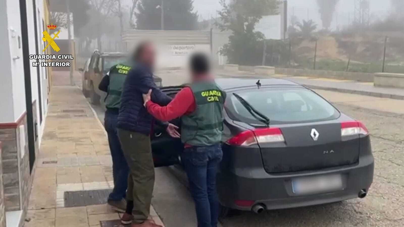 Agentes de la Guardia Civil deteniendo al ladrón de desguace