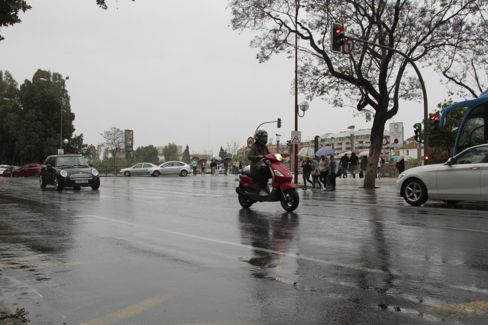 Un motorista circula ayer por  el  lugar del accidente, la  intersección del Paseo de Colón con el  Puente de San Telmo.