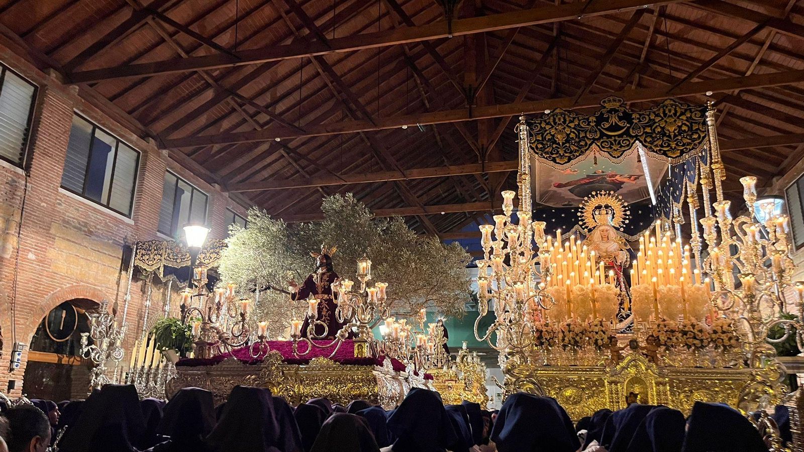 Los horquilleros rezando a Huerto y Desamparados