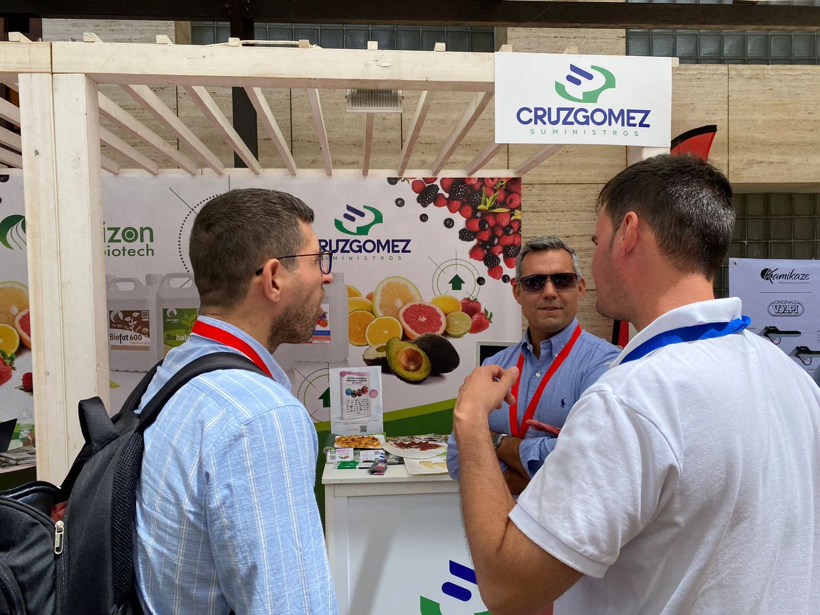 Más de medio centenar de empresas participan en el Congreso de Frutos Rojos