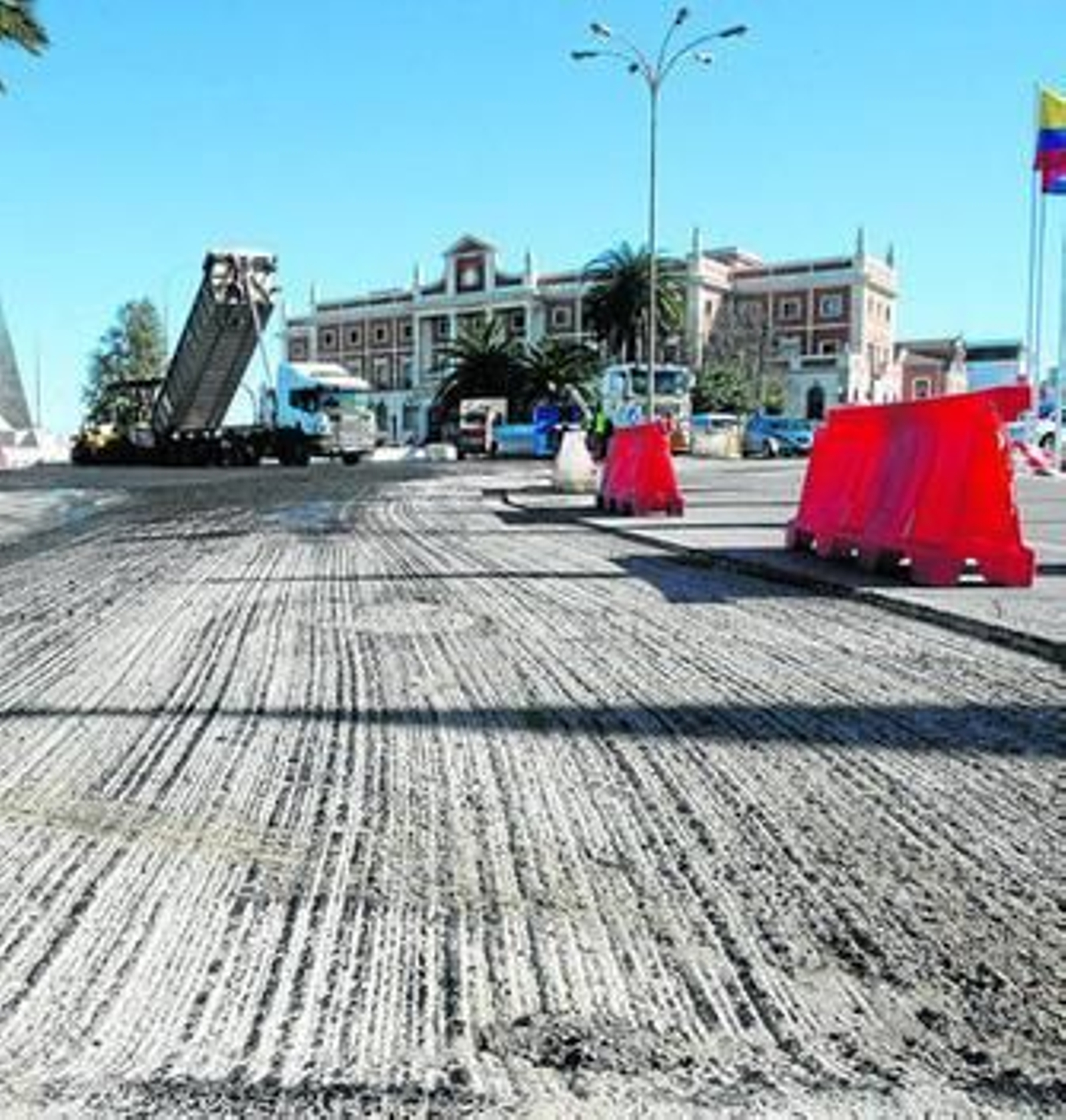 1. Los operarios realizaron durante todo el día de ayer el asfaltado de la vía para prepararla a la llegada de los Jefes de Estado el viernes. 2. El hito del Bicentenario estaba ya prácticamente terminado. 3. Las tareas se realizaron a una gran velocidad para tenerlo todo a punto. (Fotos: José Braza).