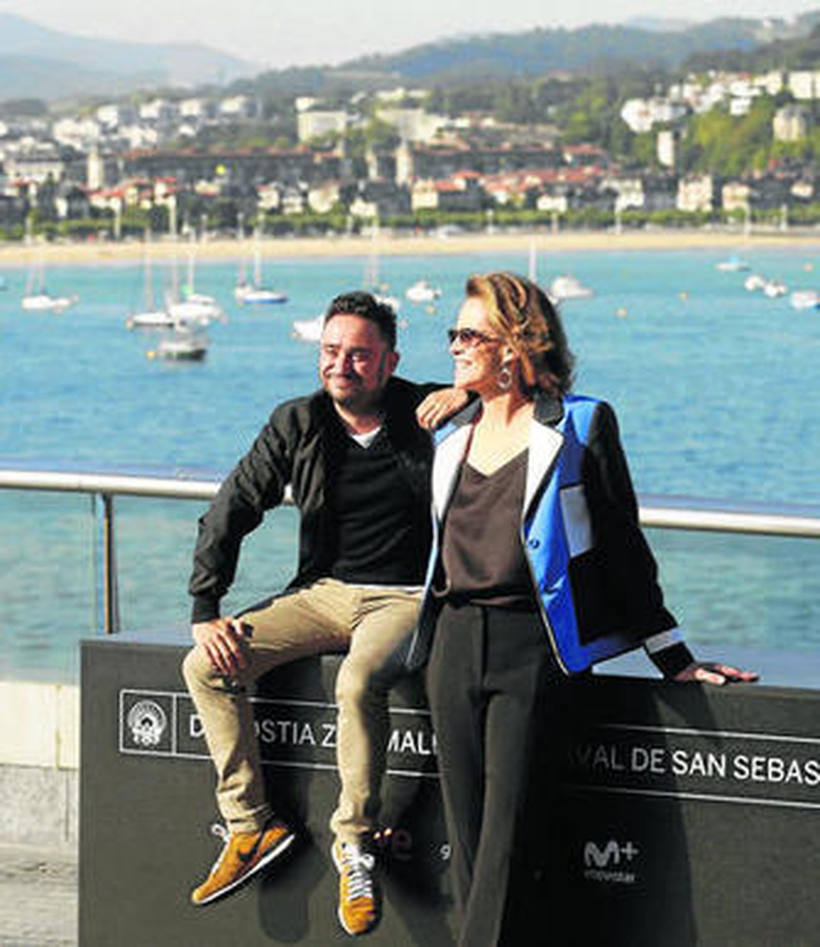 Bayona y Sigourney Weaver, ayer, en el Festival de San Sebastián.
