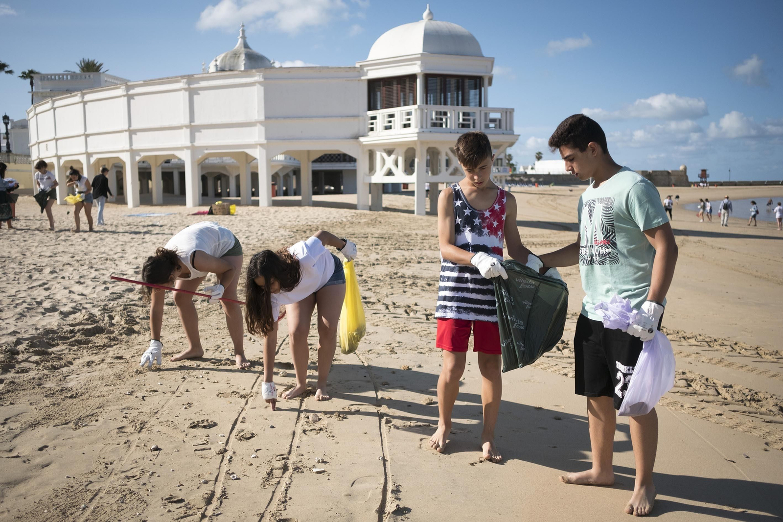Estudiantes gaditanos recogiendo residuos en la playa de La Caleta.