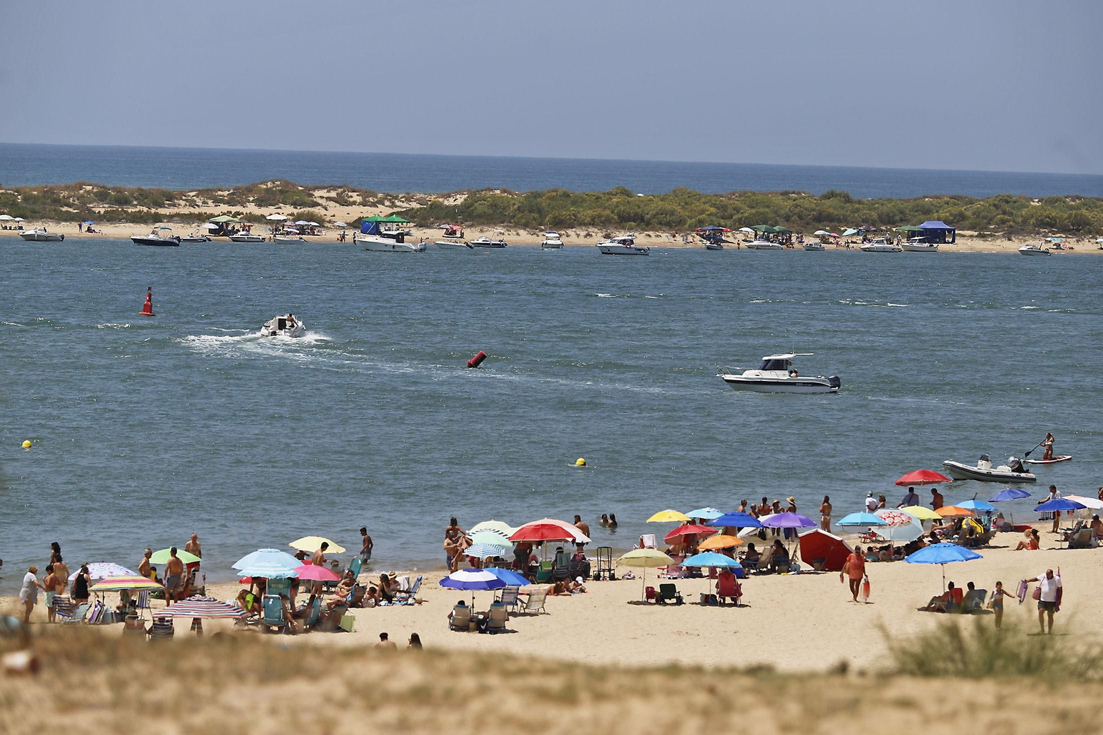 Ambiente en las playas de Huelva en el domingo 2 de julio