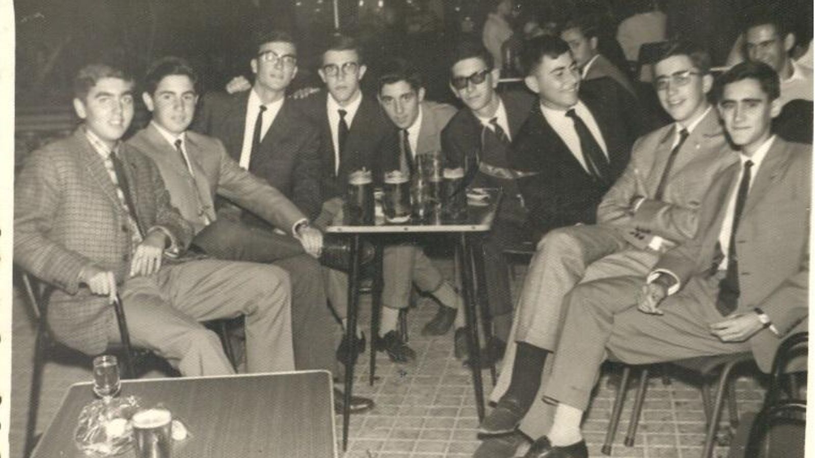 Con amigos del bachillerato en 1966 en San Fernando. Con amigos del bachillerato en 1966 en San Fernando.