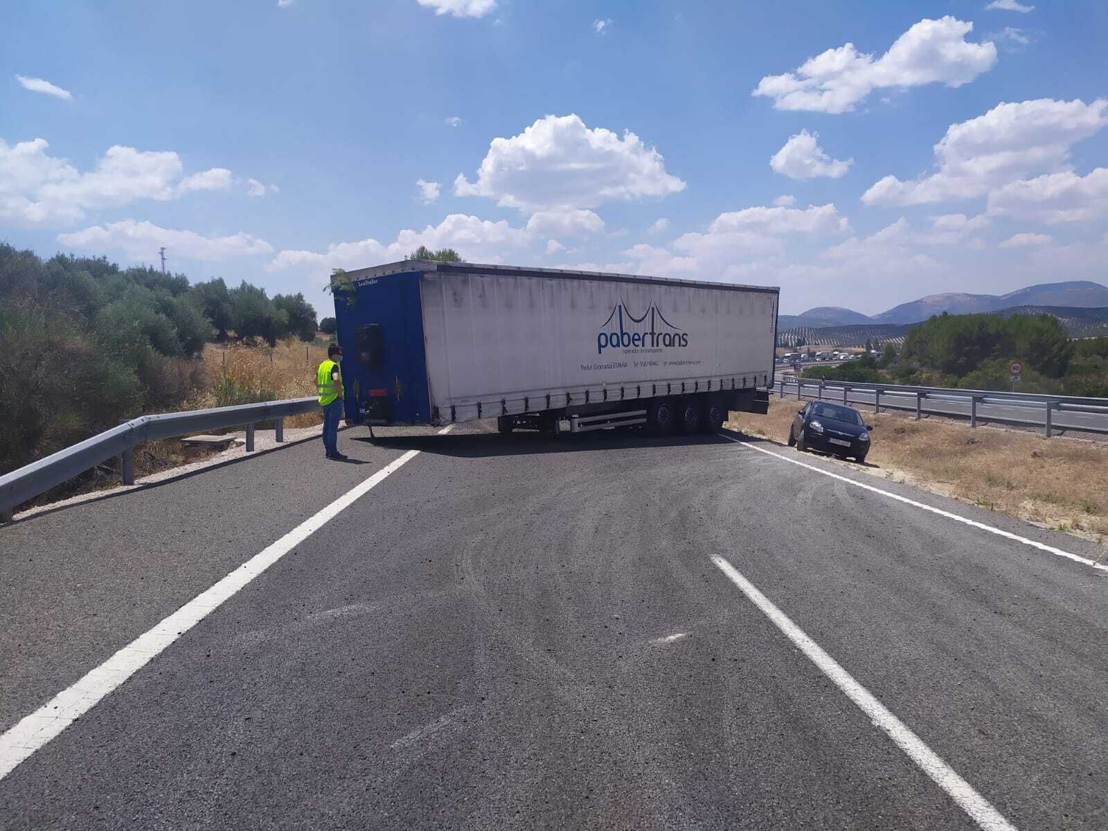La autovía granadina cortada por un tráiler
