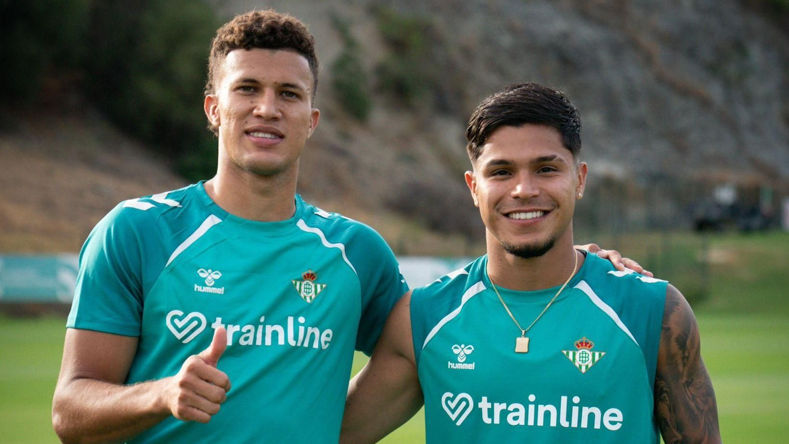 Nelson Deossa posa junto a su compatriota Cucho Hernández.