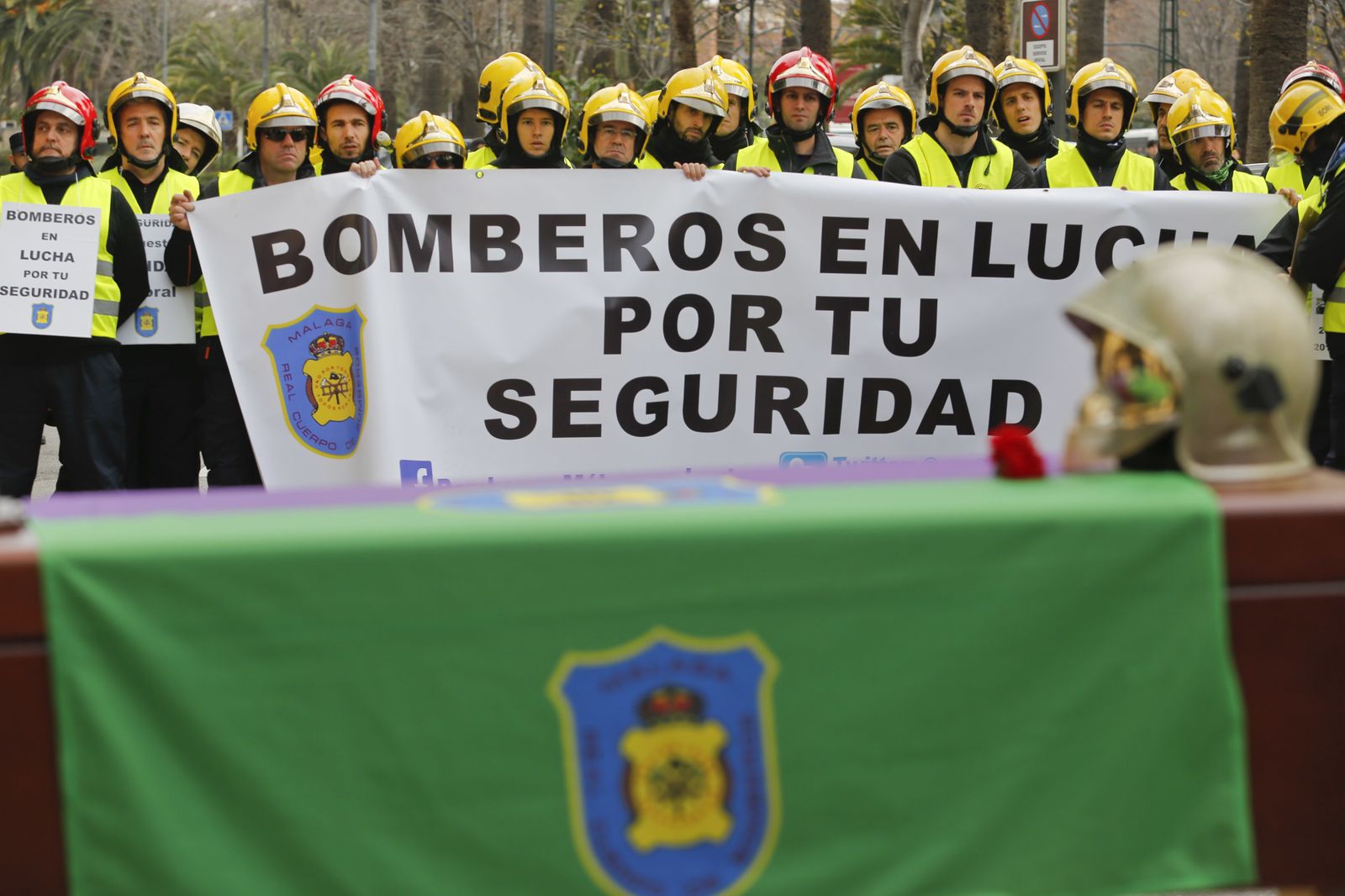 Las imágenes de la 'marcha fúnebre' de los bomberos en Málaga