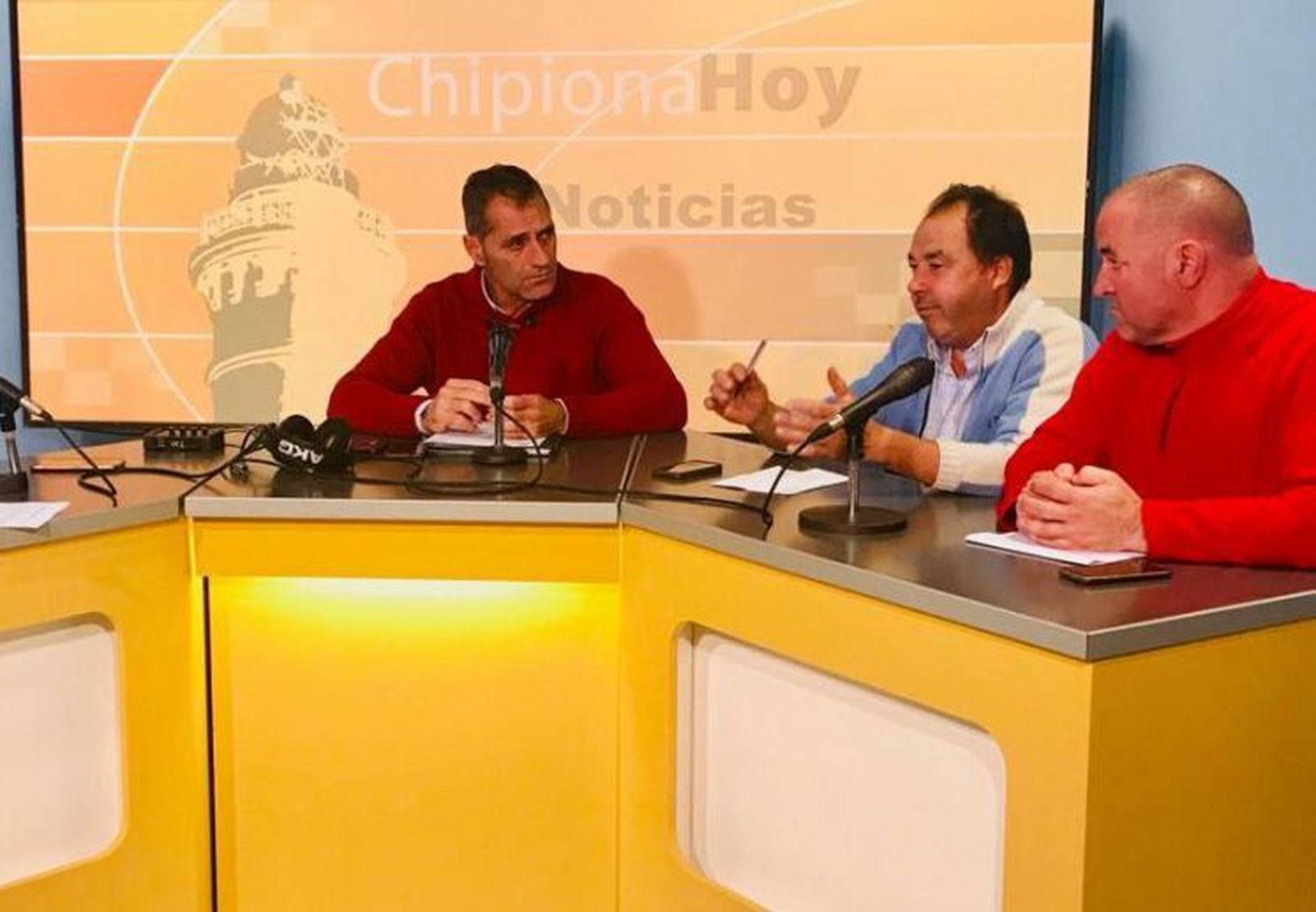 Integrantes del Consejo Local Agrario, explicando la problemática en la radio-televisión municipal.
