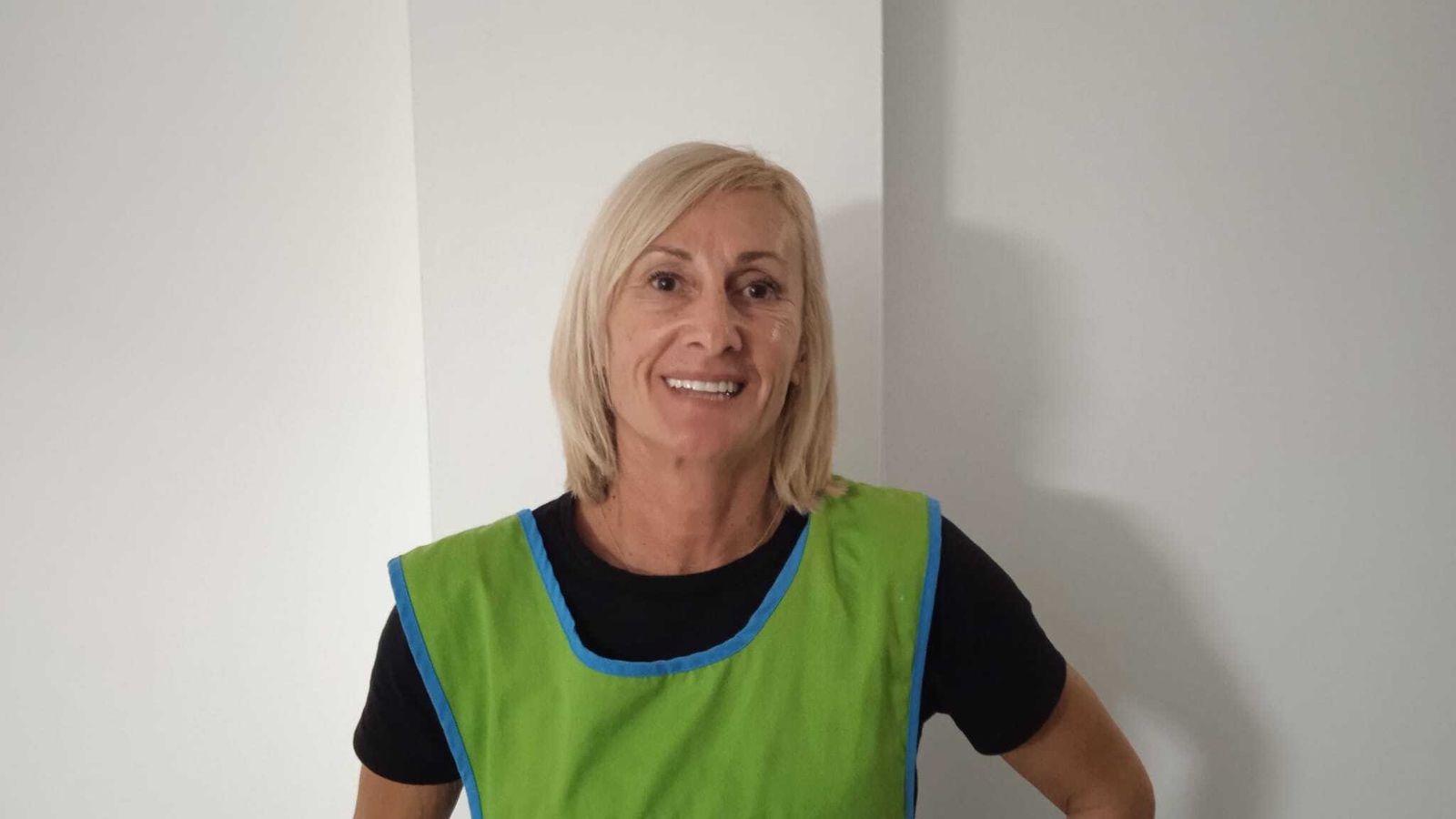 María del Mar Ruiz portando el chaleco que viste en su trabajo en un colegio.