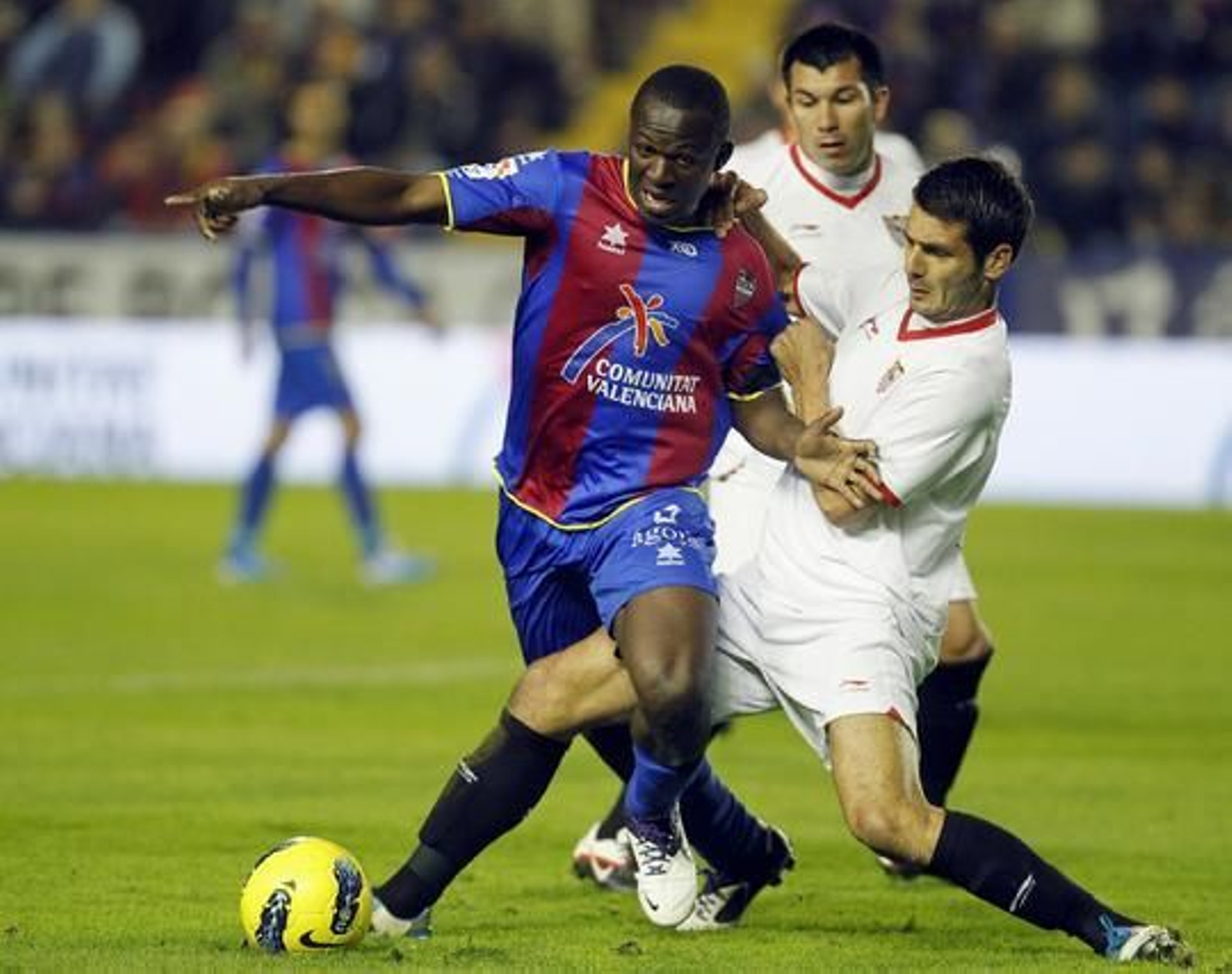 Koné y Spahic pugnan un balón.

Foto: Reuters