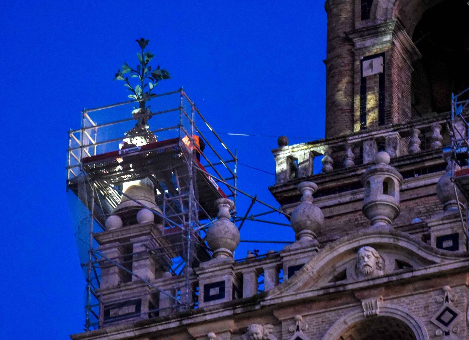 La retirada de las jarras de las azucenas de la Giralda, en imágenes
